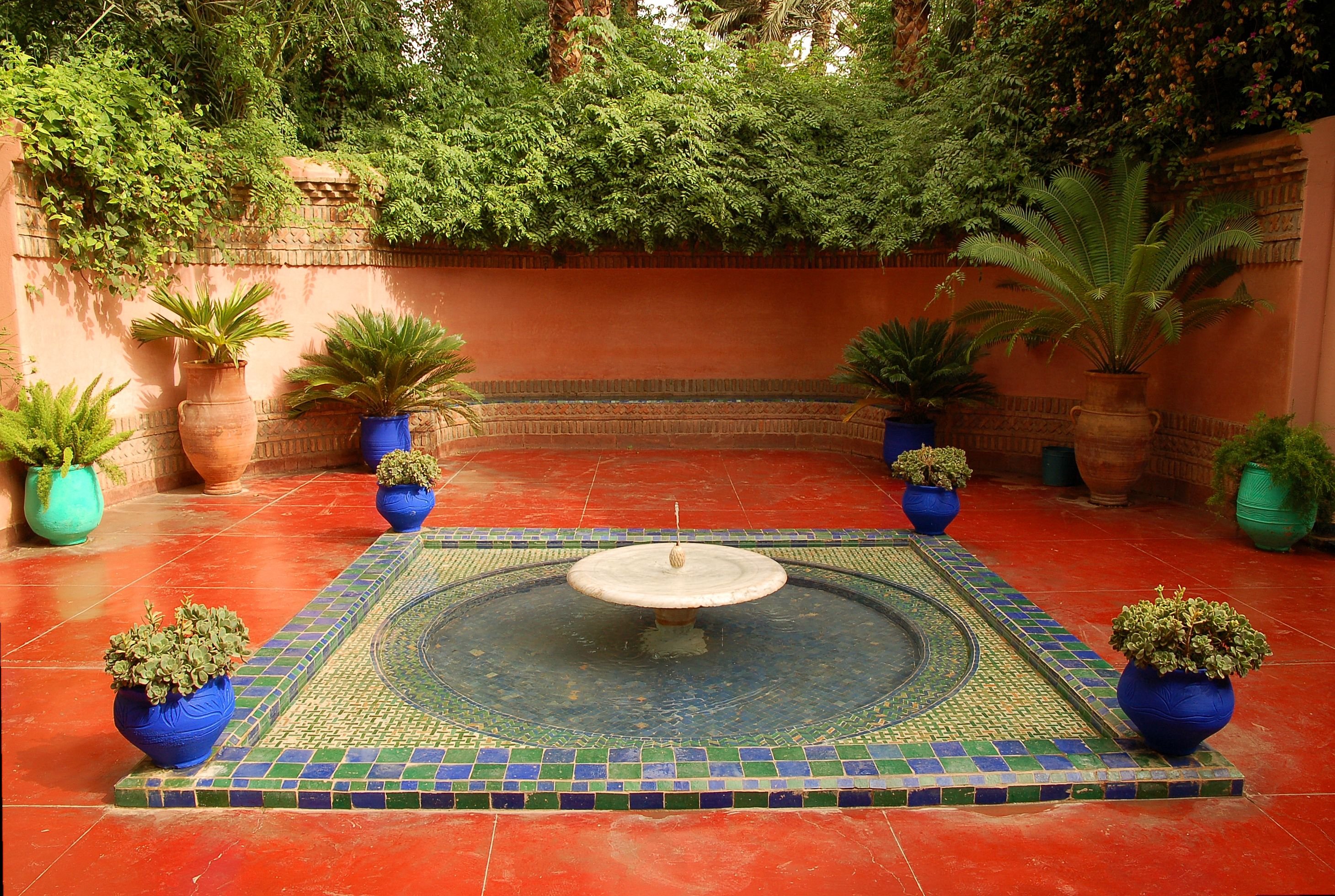 Мусульманский садик. Ландшафт Восточный стиль Марокко. Испано-мавританский стиль. Испано-мавританский стиль сада. Мусульманские сады мавританский стиль ландшафта.