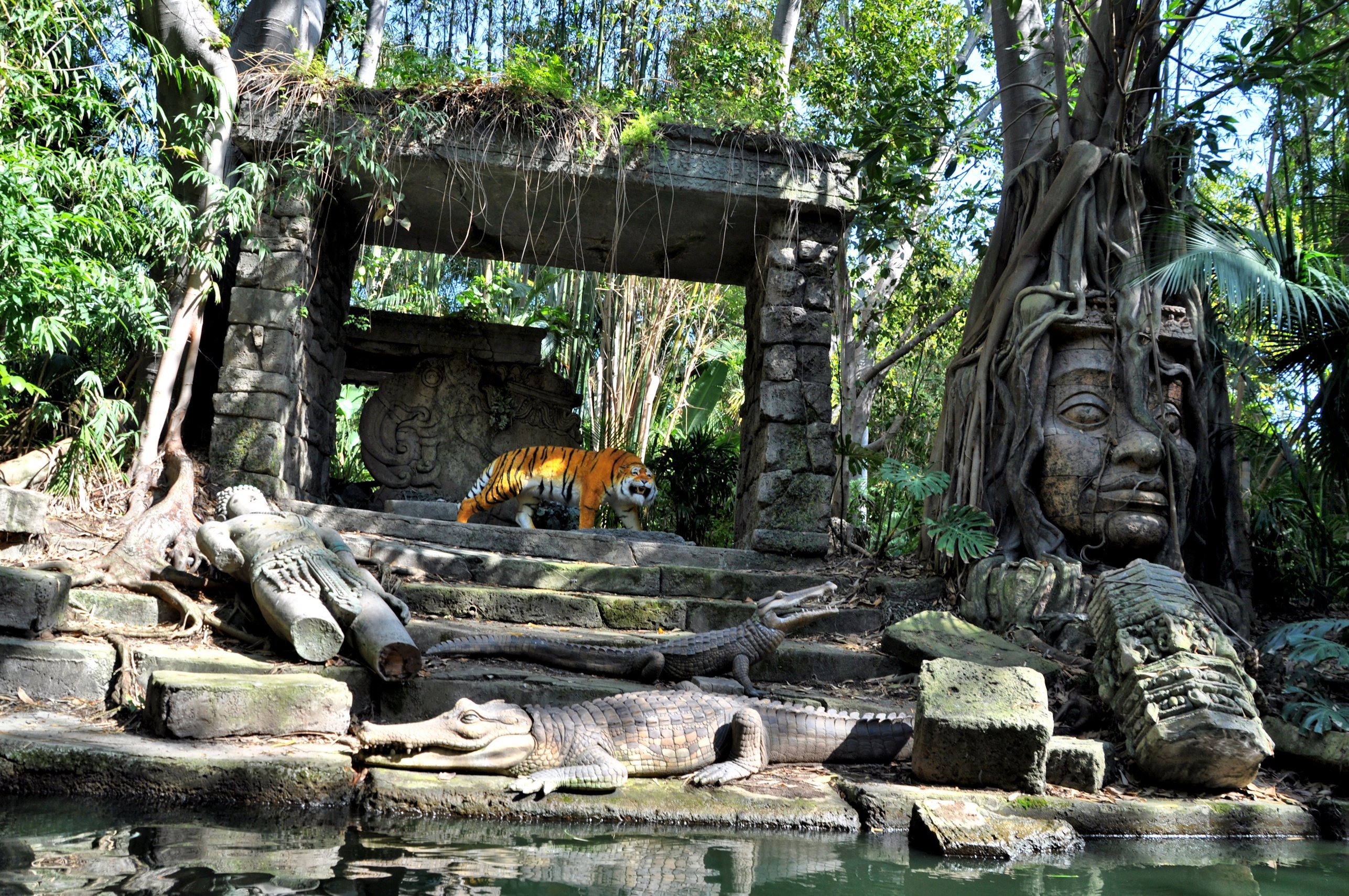 Затерянный в джунглях. Камбоджа храмы в джунглях. Джунгли Камбоджи храм Ангкор. Затерянный храм в джунглях Индии. Заброшенные храмы Индии в джунглях.