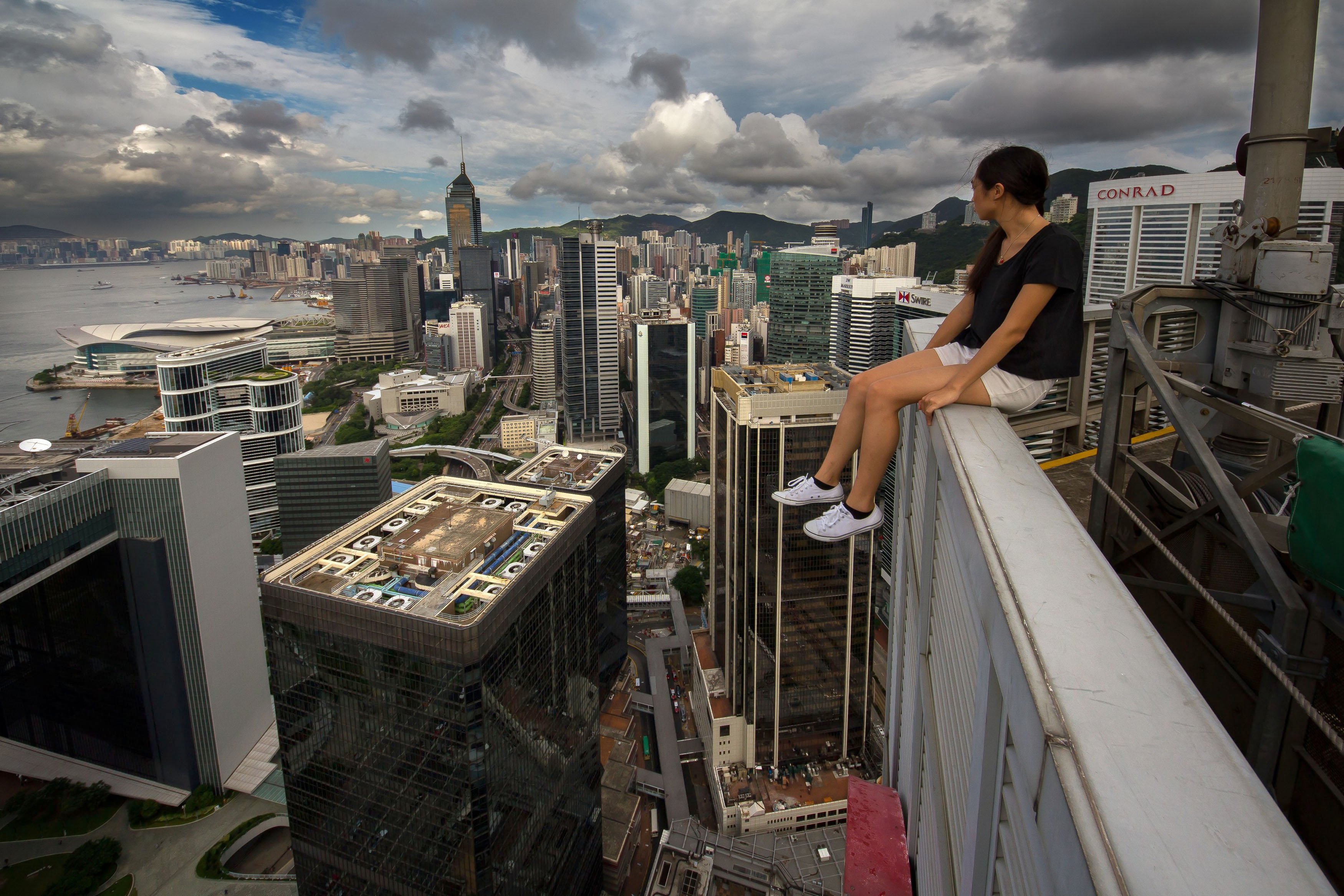 Top luchshih. Небоскреб Гонконга скайскрепер. Крыша небоскреба. Вид с крыши небоскреба. Крыша высотки.