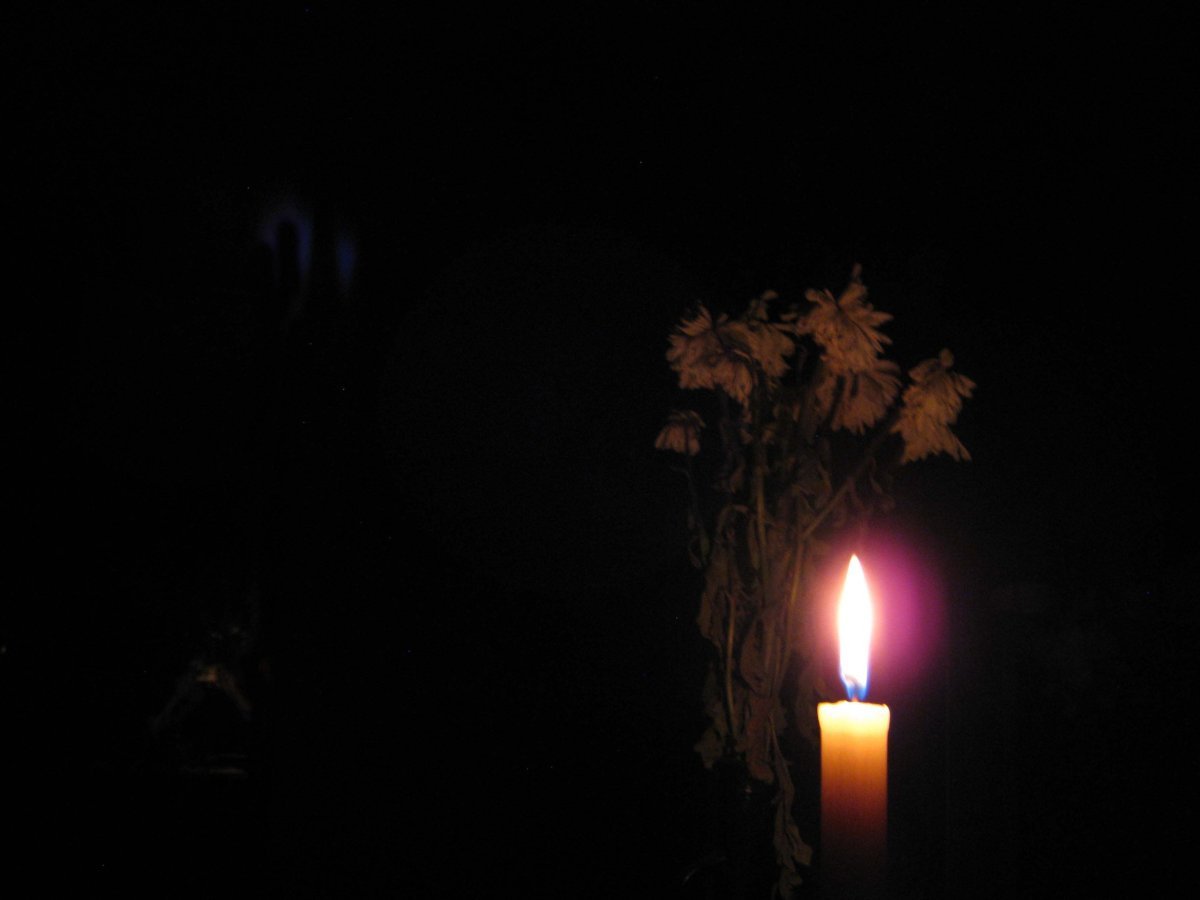 Свеча поминки. Горящие свечи. Поминальная свеча. Свеча памяти.