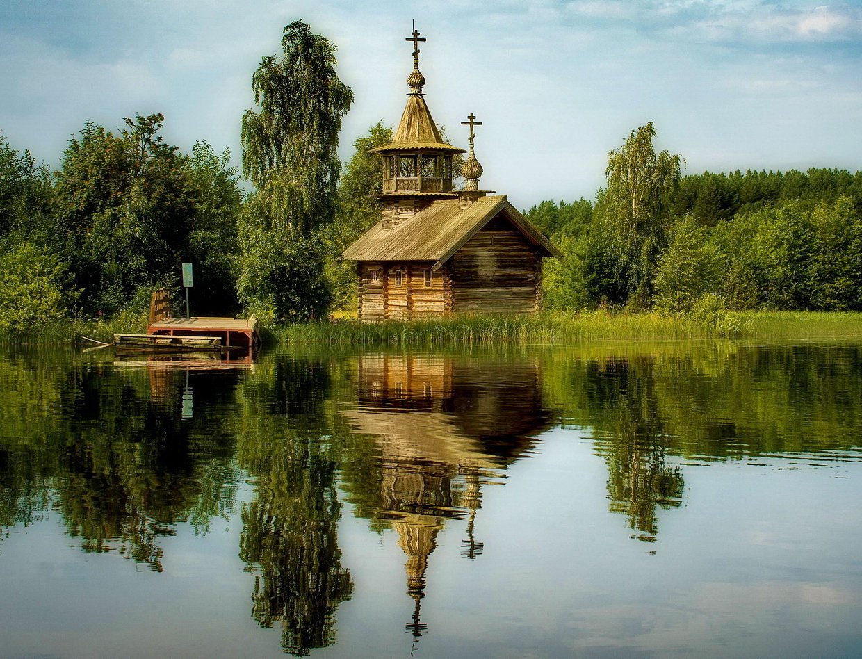 В старой церквушке у озера