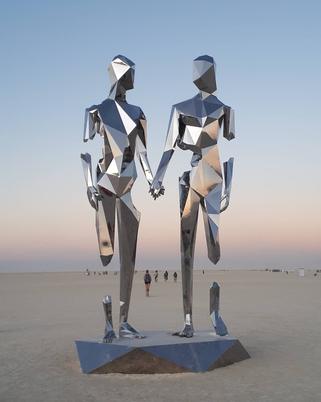 Мир фигур 63. Бёрнинг Мэн статуя. Скульптура Бернинг Мэн любовь. Статуя Бернинг Мэн 2022. Фестиваль Burning man статуи.