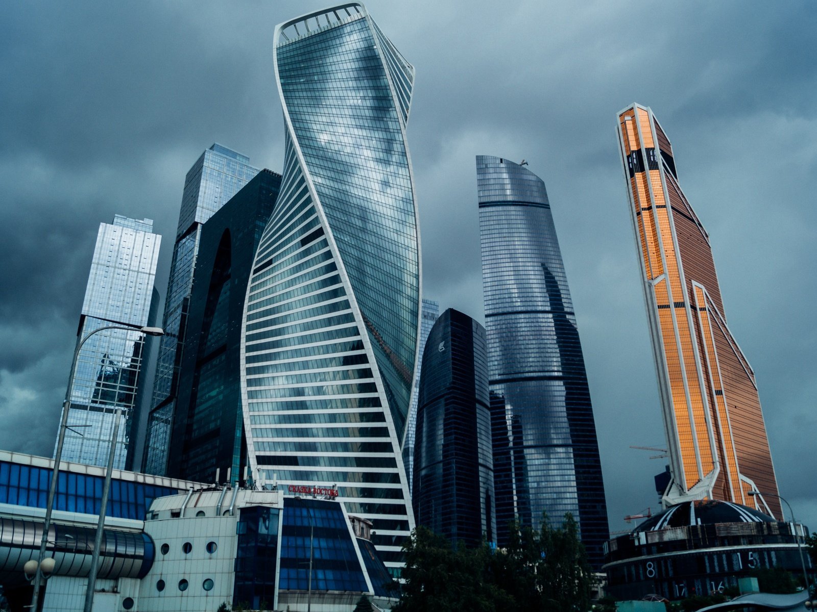 современные здания в москве