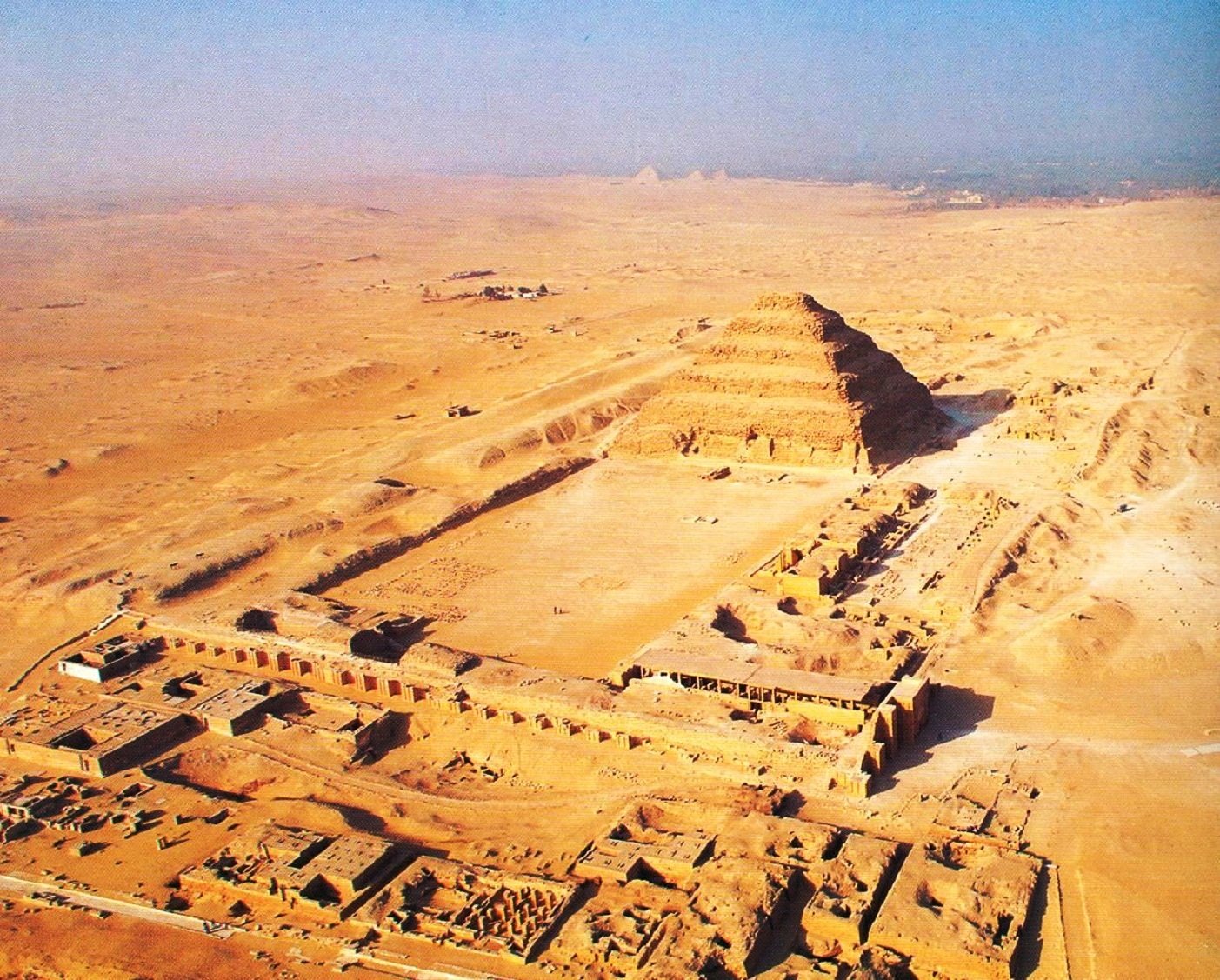 Античное царство. Пирамида Джосера древний Египет. Комплекс пирамиды Джосера в Саккаре. Погребальный комплекс Джосера в Саккаре. Древний Египет в древнее царство пирамида Джосера.
