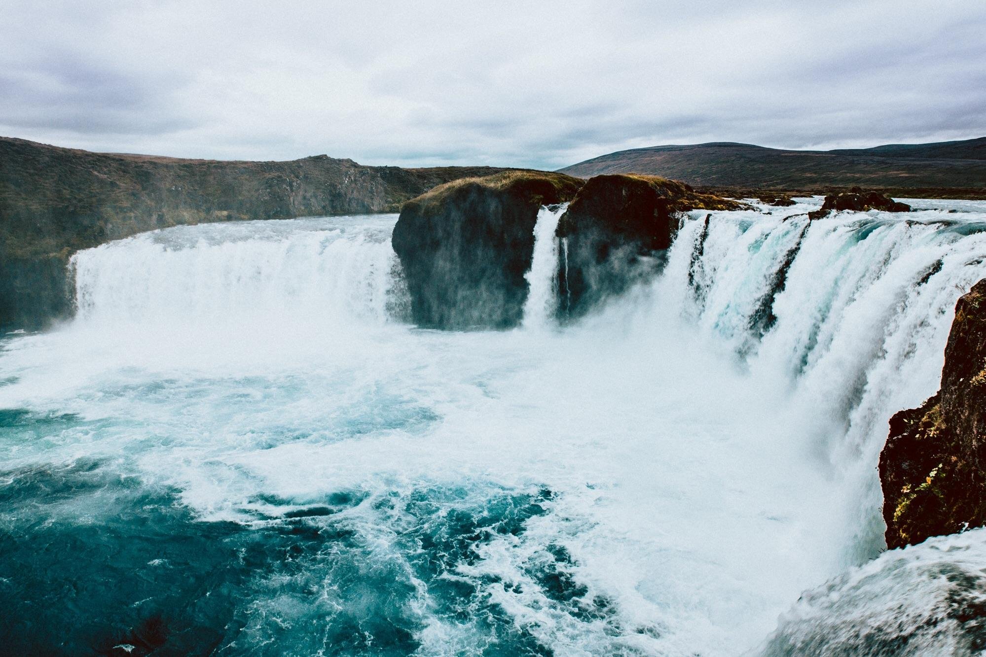 Могучие водопады. Водопад Dettifoss, Исландия. Исландский водопад Деттифосс. Водопад Деттифосс (Dettifoss),. Бурлящий водопад Деттифосс в Исландии.