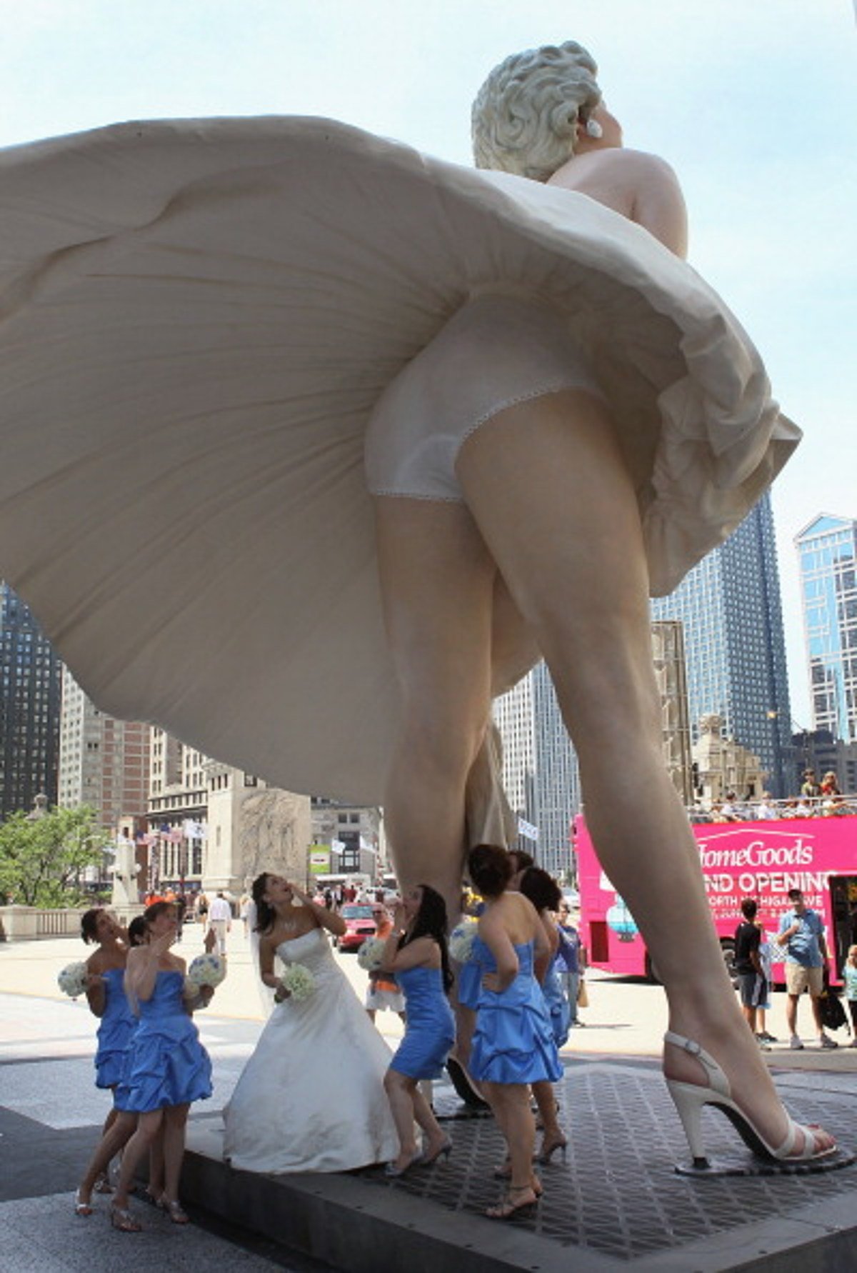 Толстая задирает ноги. Статуя Мэрилин Монро в Чикаго. Скульптура Мэрилин Монро в Чикаго. Памятник Мэрилин Монро в Чикаго. Мэрилин Монро Чикаго.