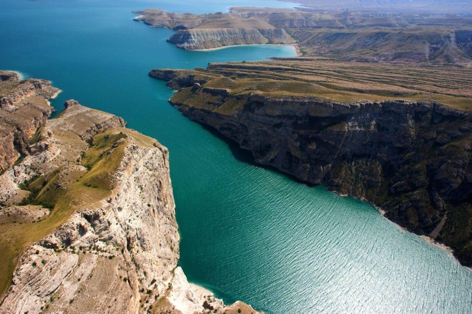 Малого водохранилище. Чиркейская ГЭС Сулакский каньон. Дагестан каньон Сулакский каньон. Сулакский каньон Дербент. Сулакский каньон водохранилище.