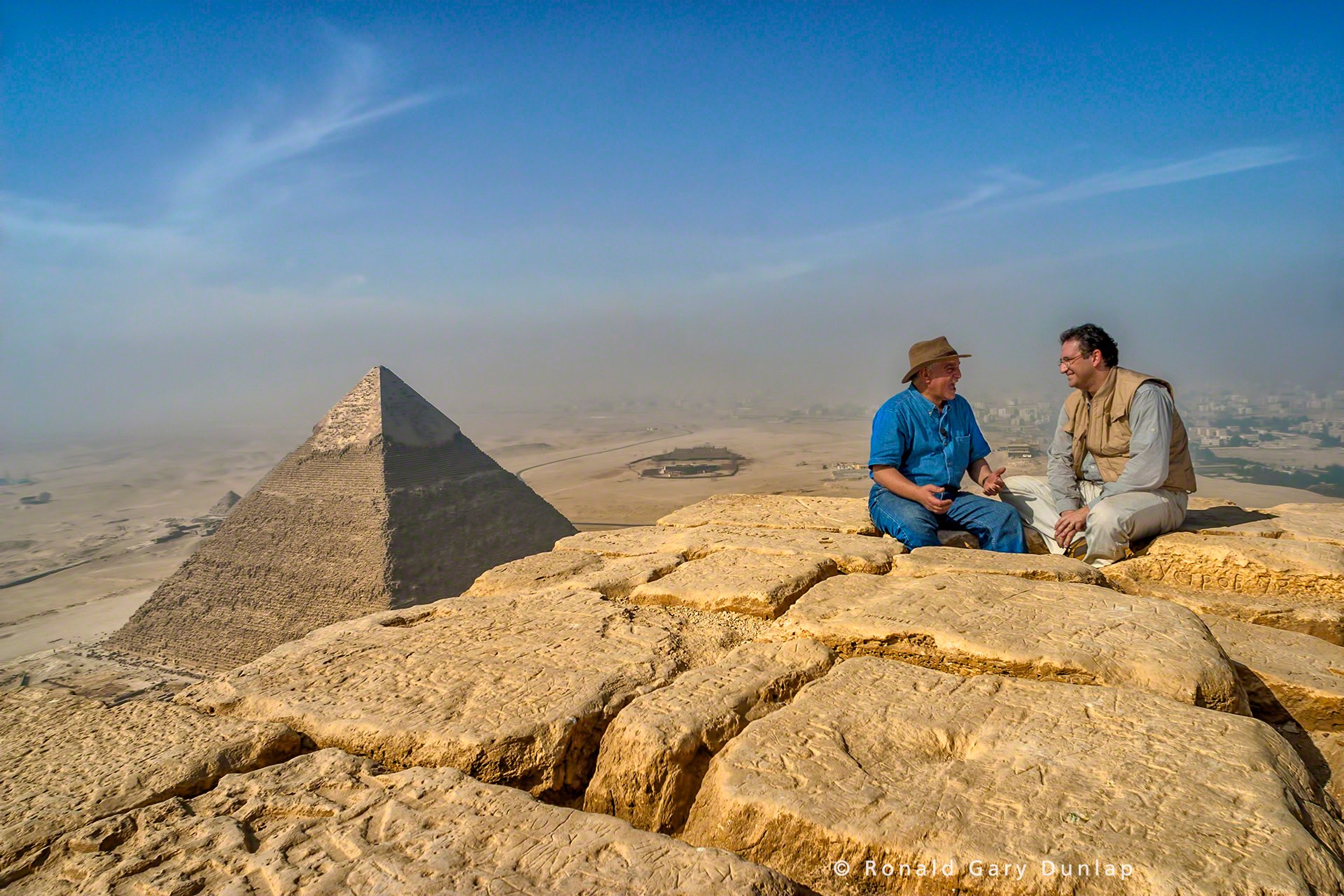 Куча пирамид. Вершина пирамиды Хеопса. Пирамида Хуфу Египет. Пирамида Хеопса Золотая вершина. Пирамиды Хеопса Египет туристы.