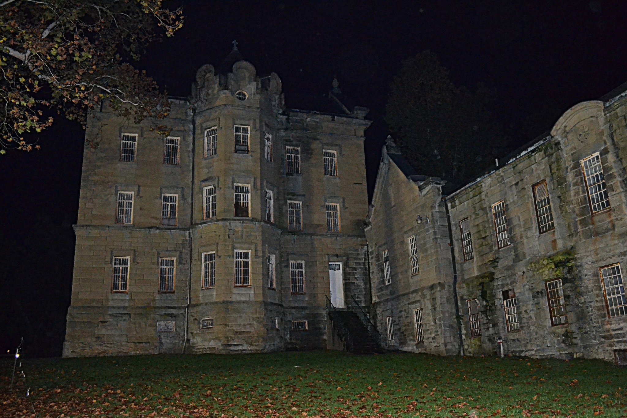 Замок с привидениями во франции люси. Уорикский замок призраки. Замок Фиви Шотландия призраки. Замок Чиллингем. Призрак серой леди Шотландия.