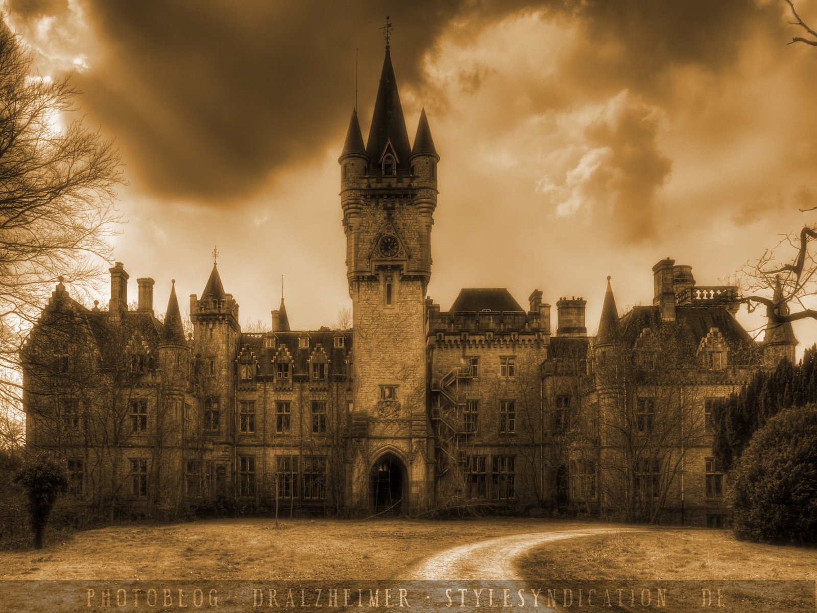 Загадочный замок. Замок Миранда в Бельгии. Заброшенный замок Chateau Miranda. Замки Англии Готика. Замок Англия 19 век.