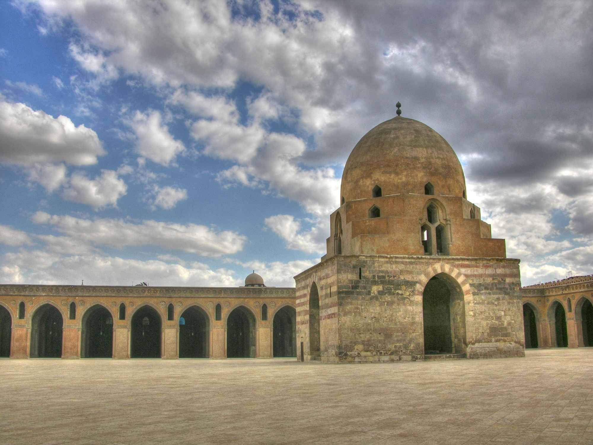 Древний мусульманский. Мечеть ибн Тулуна. Мечети арабского халифата. Мечеть ибн Тулун в Египте. Мечети арабского халифата в средние века.