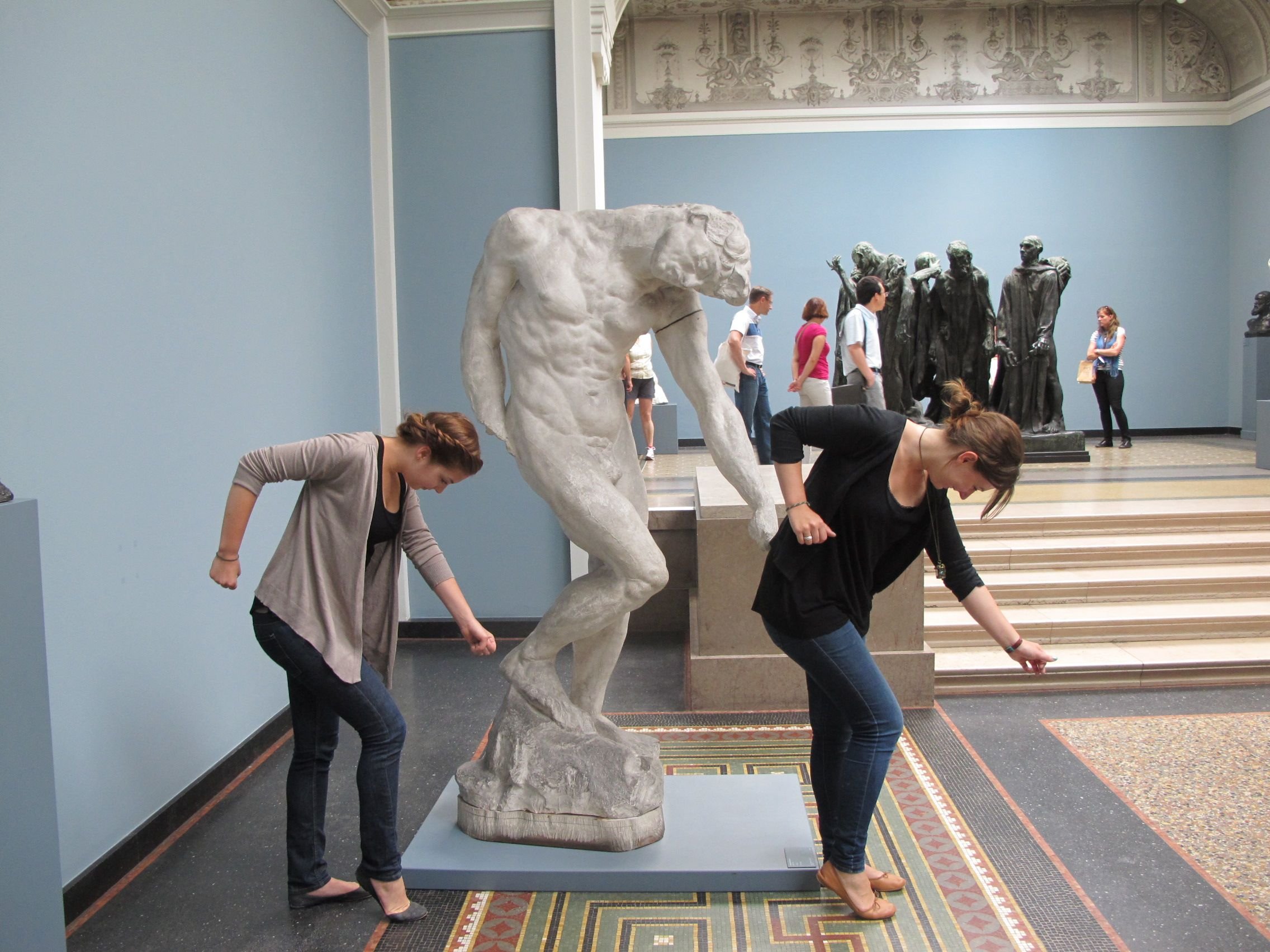 Смешные статуи в музее