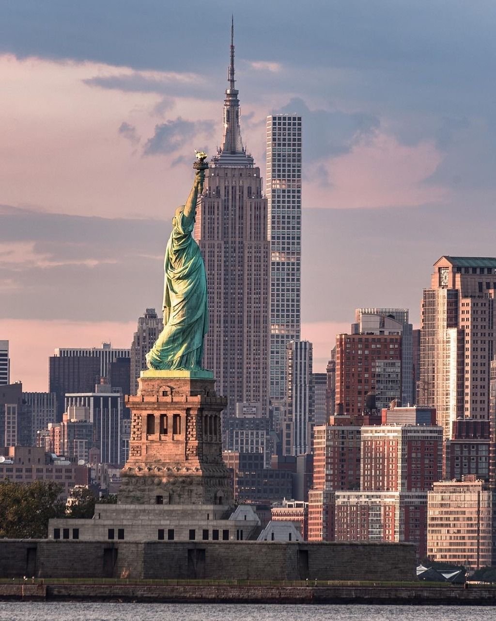 My city new york. Эмпайр-Стейт-Билдинг. Нью-Йорк Манхэттен Эмпайр Билдинг. Статуя свободы Нью-Йорк. Нью Йорк Манхеттен статуя свободы.