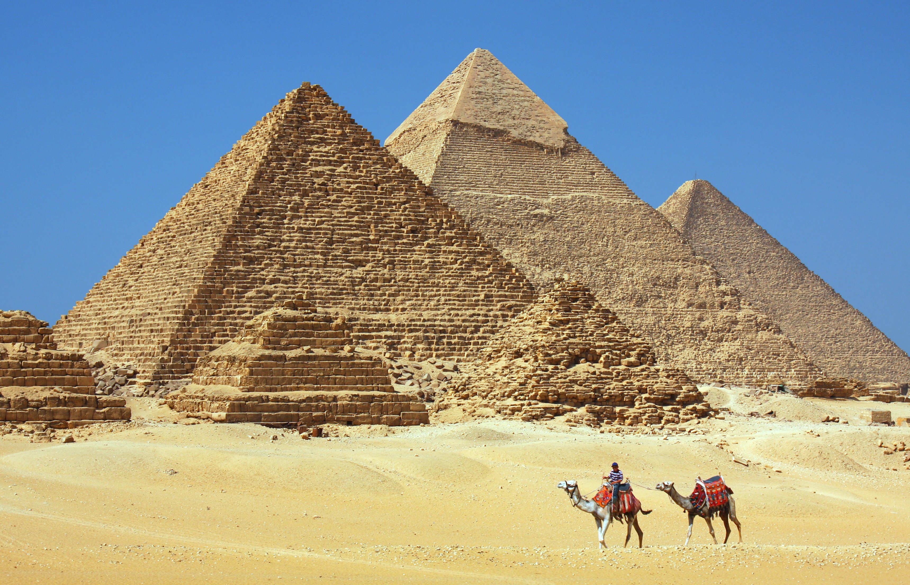 Древности пирамид. Пирамиды Гизы (Каир). Пирамида Хеопса Каир. Плато Гиза Египет. Пирамиды в Гизе.