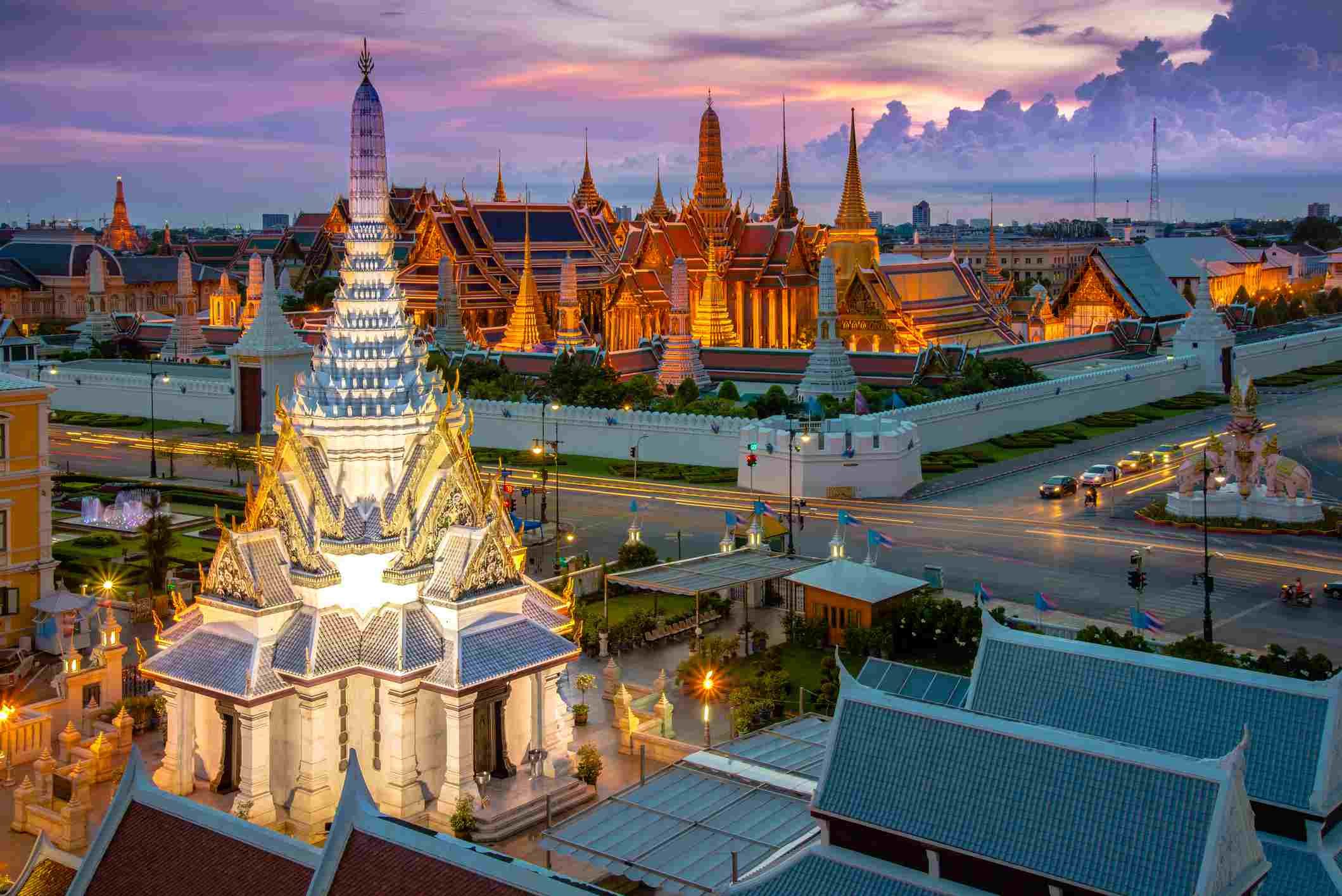 Как называется бангкок. Храм изумрудного Будды в Таиланде. Ват Пхра Кео Бангкок. Храм изумрудного Будды (ват Пхра Кео). Королевский дворец и храм изумрудного Будды (г. Бангкок).