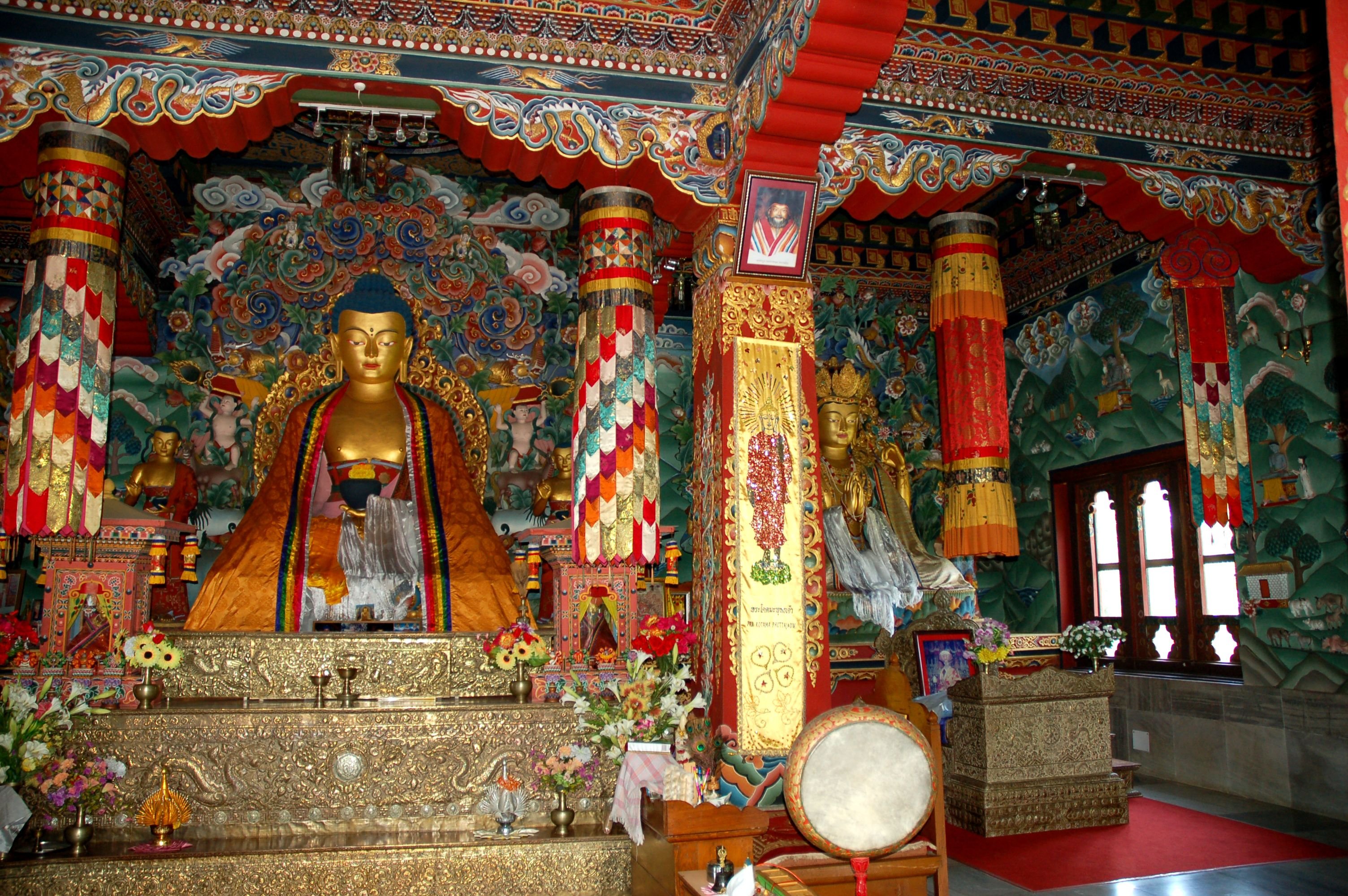 Внутри буда. Тибет храм Джахан. Дворец Далай ламы в Лхасе. Дворец Потала в Тибете внутри. Дворец Потала Тибет интерьер.