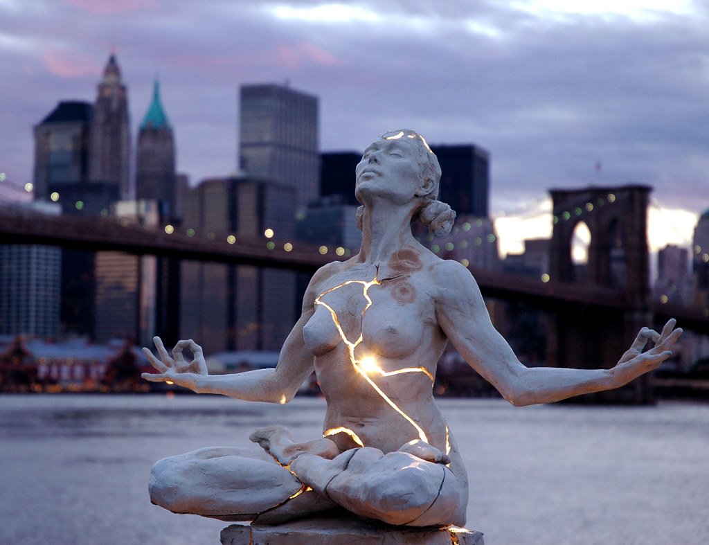 Со статуей. Скульптура пейдж Бредли расширение. Скульптор Пэйдж Брэдли. «Расширение» Пэйдж Брэдли, Нью-Йорк, США. Скульптура Пэйдж Брэдли.