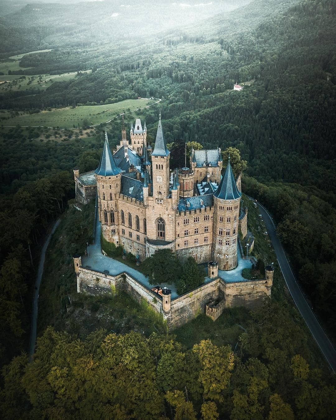 Самый хороший замок. Замок Гогенцоллерн Германия. Нойшванштайн Бавария. Замок Вагнера Нойшванштайн. Замок Нойшванштайн и Гогенцоллерн.