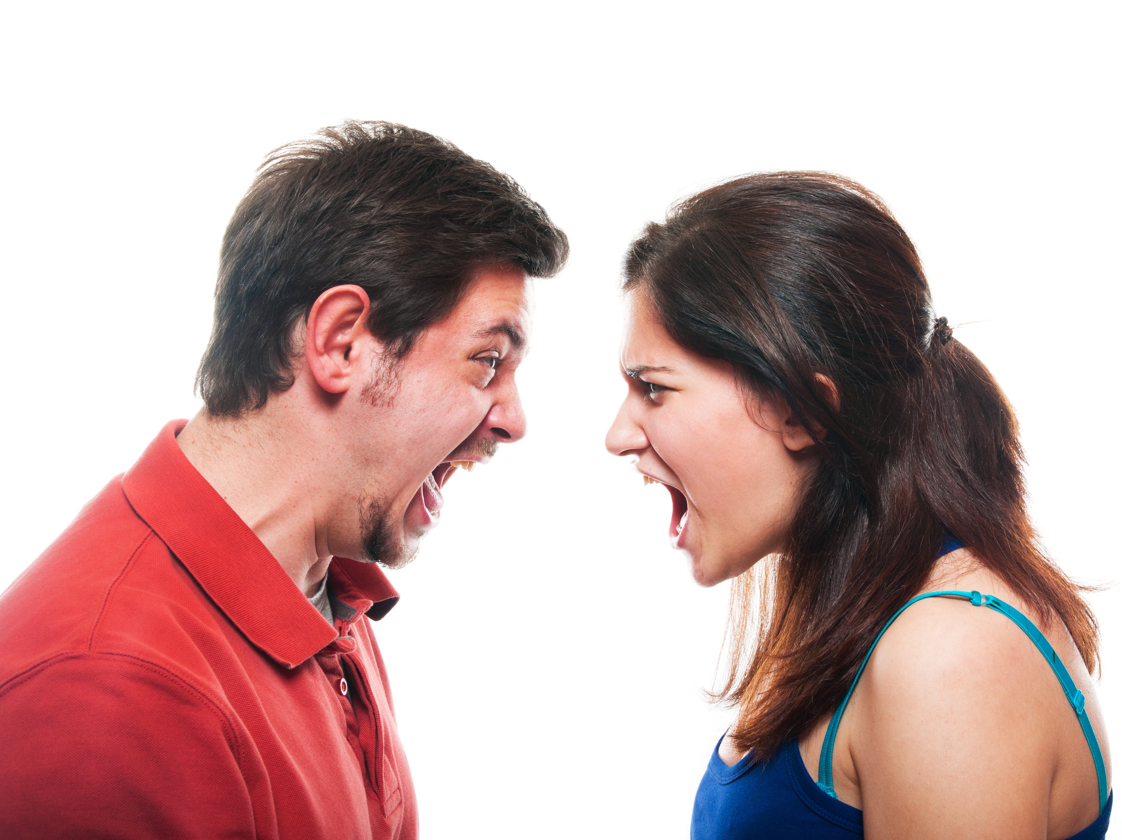 Два человека указывают друг на друга. Мужчина и женщина эмоции. Люди орут друг на друга. Агрессия людей. Мужчина и женщина ругаются.