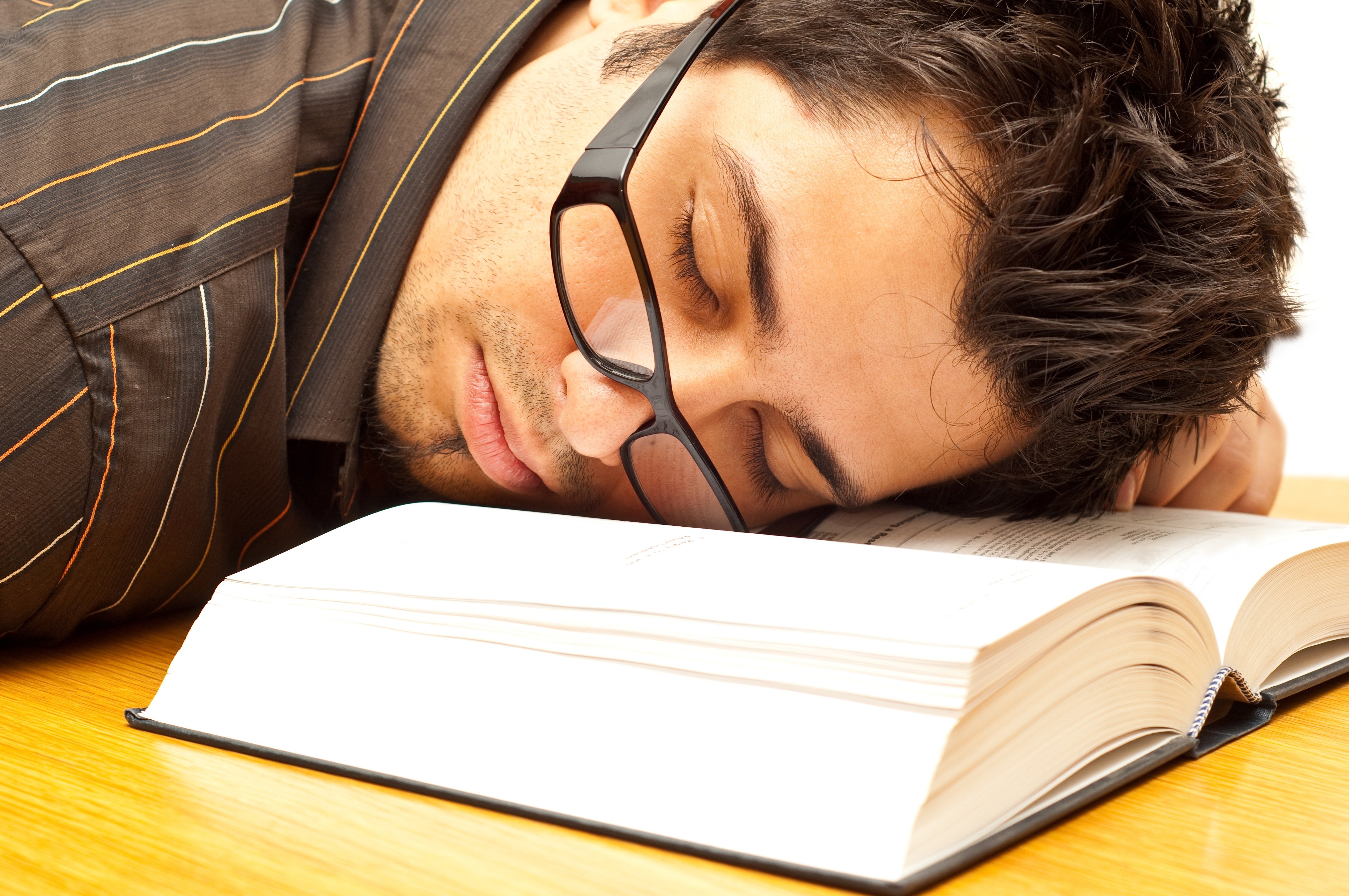 Уставший какая часть. Спящий человек с книгой. Усталый человек. Усталость от учебы.