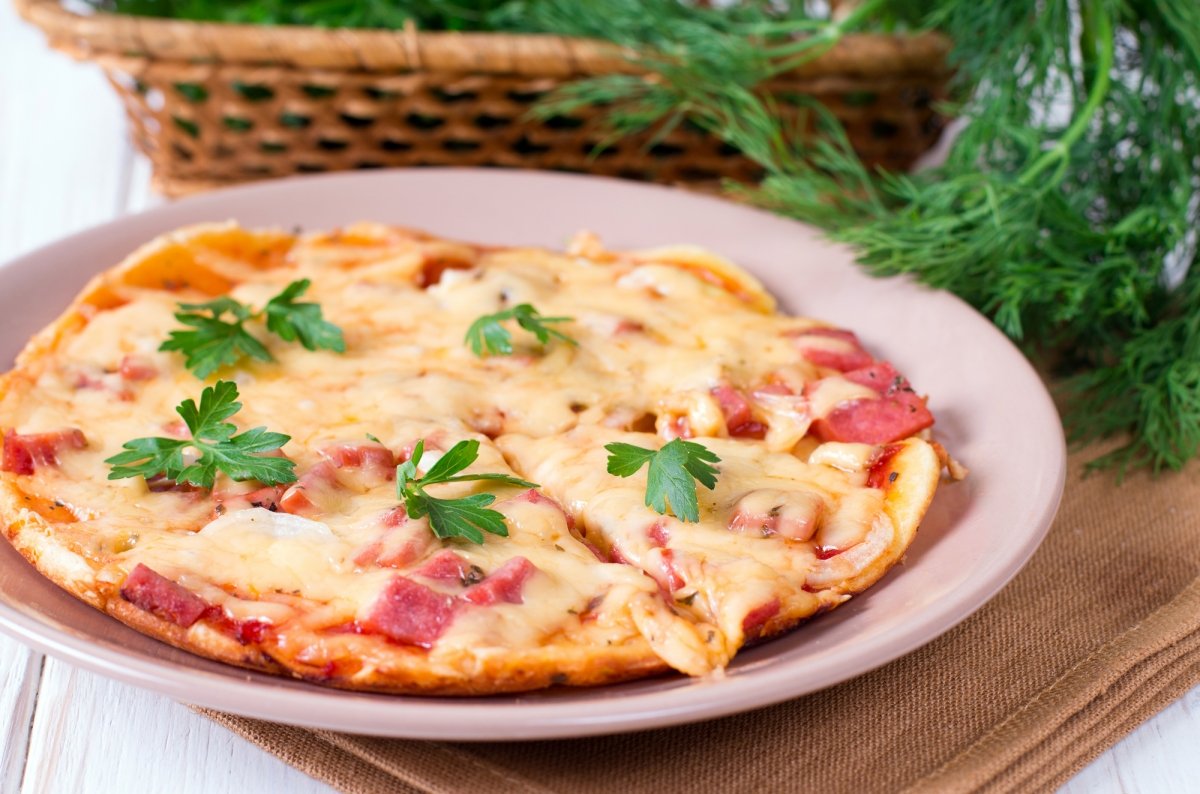 пицца из кабачков на сковороде с колбасой и сыром и помидорами на сковороде рецепт фото 119