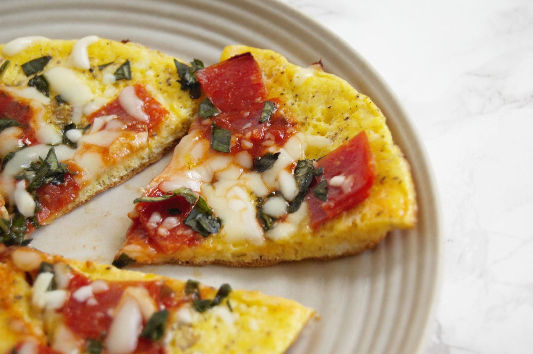 ленивая пицца из лаваша на сковороде с яйцом и сыром и помидорами и колбасой рецепт фото 86
