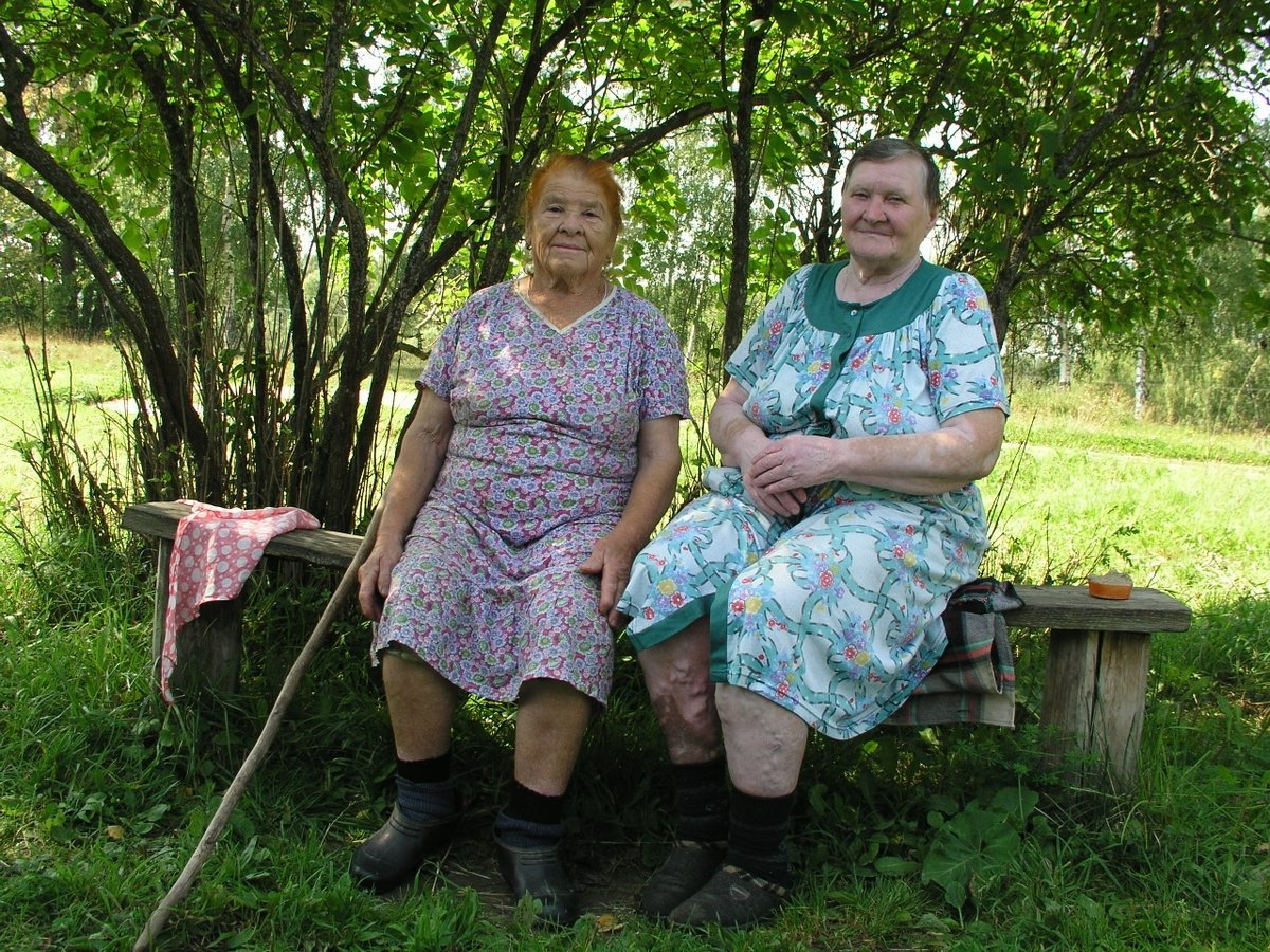 Бабушки огромные большой. Старуха в деревне. Бабушка в огороде. Огород у бабушки в деревне. Пожилые Деревенские женщины.