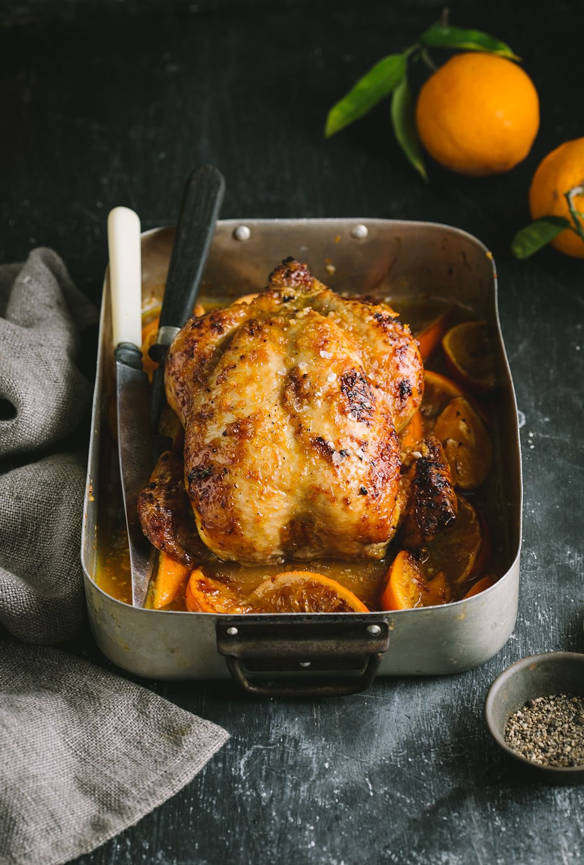 Курица в духовке самый простой рецепт. Курица в духовке. Курица запеченная в духовке. Курица запечённая в Ду. Курица с апельсинами в духовке.