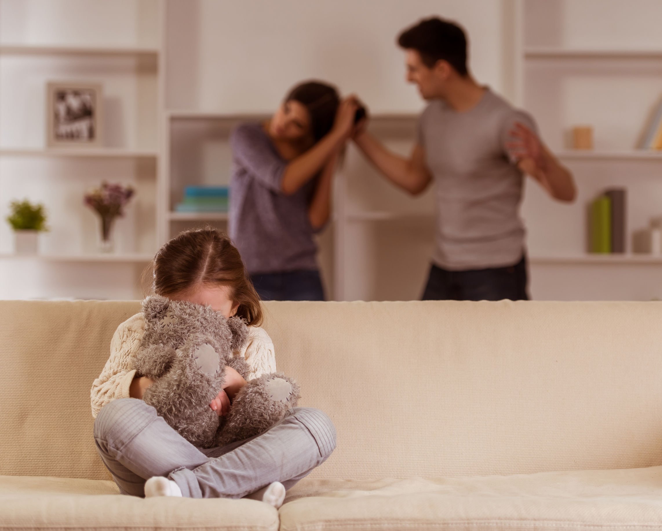 Развод родителей с 2 детьми. Ссора в семье. Проблемы в семье. Родители ругаются. Ссора родителей.
