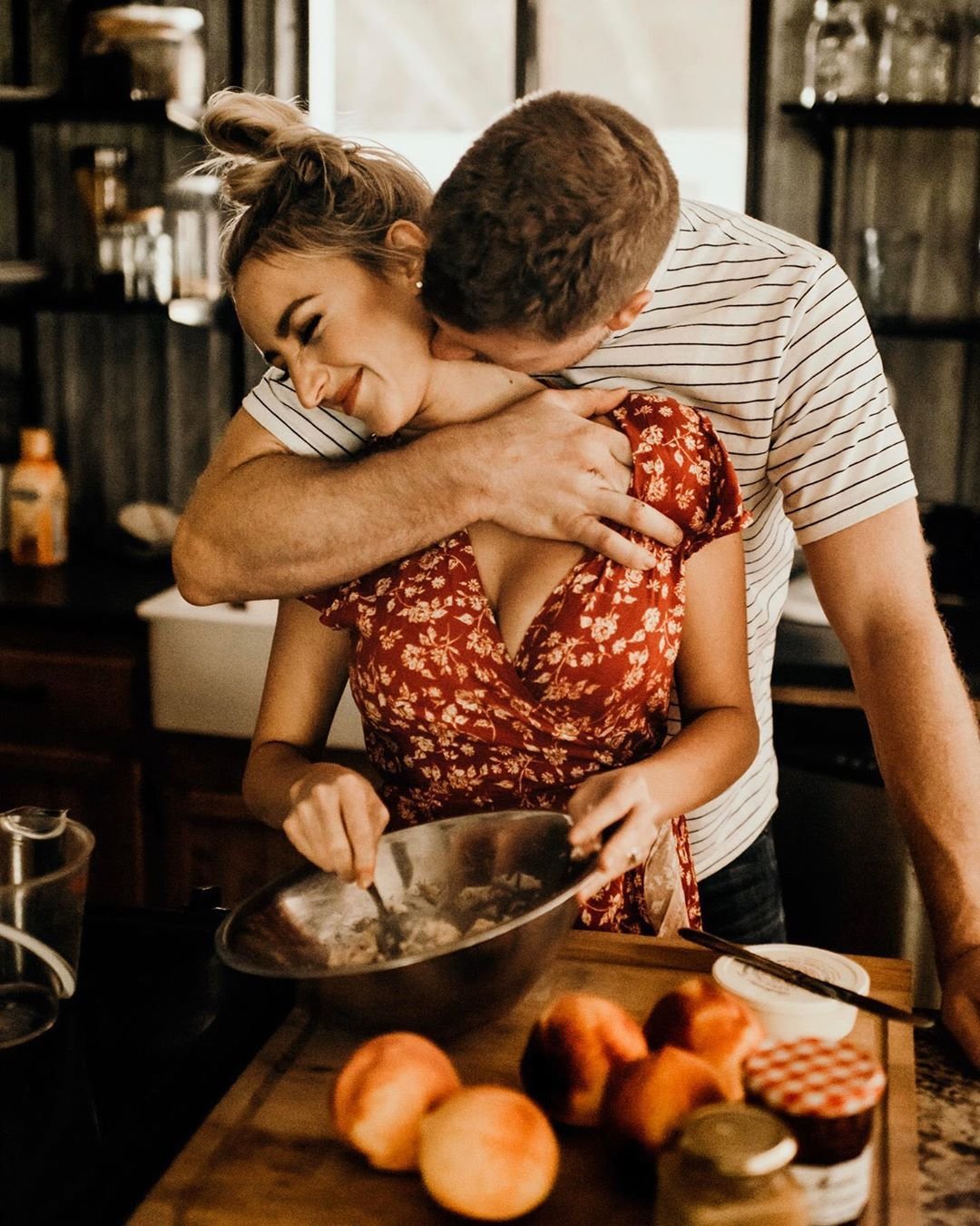Обед влюбленных. Влюбленные на кухне. Мужчина и женщина на кухне. Романтические поступки. Страсть на кухне.