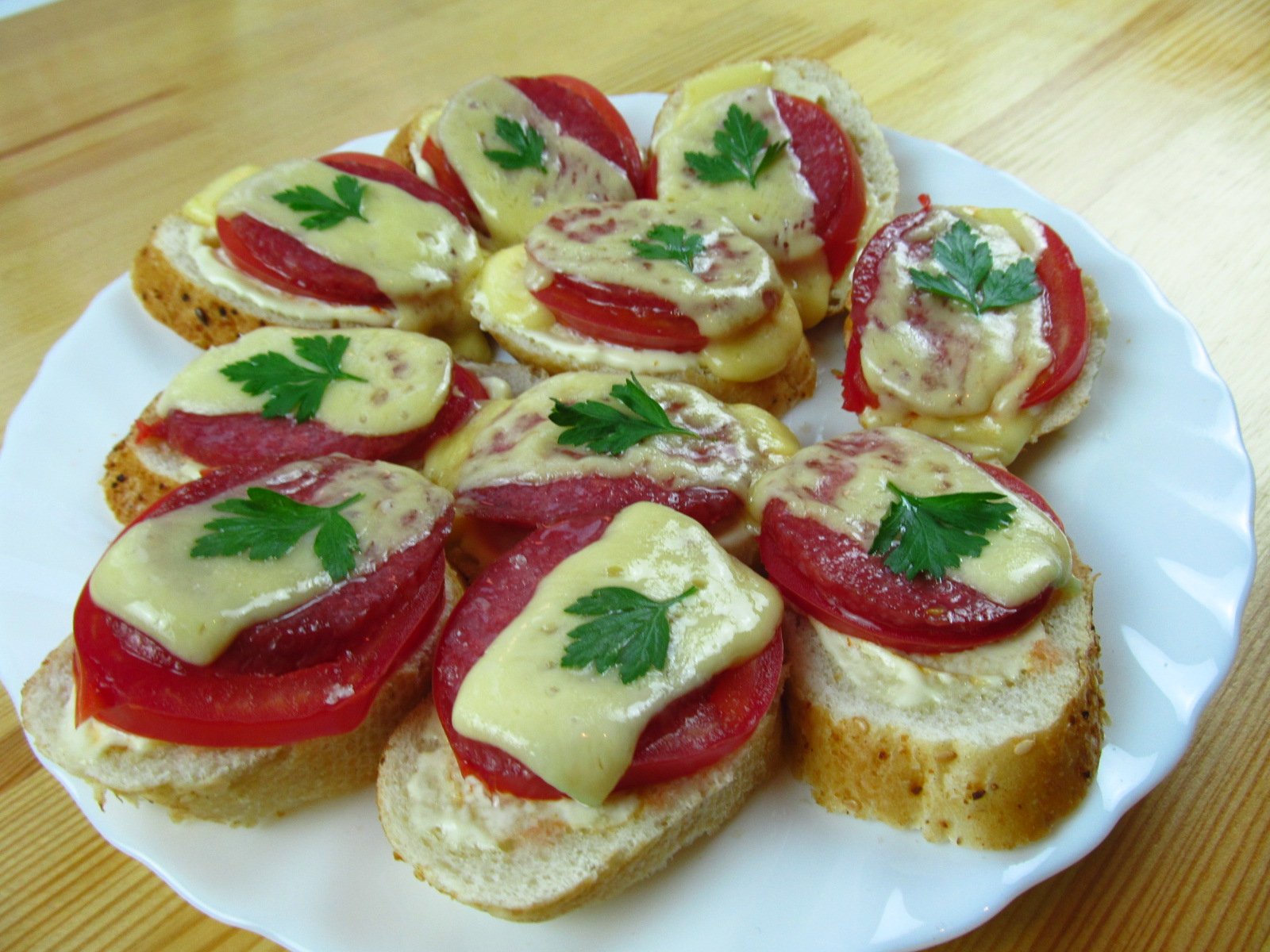 бутерброд с колбасой и помидором фото