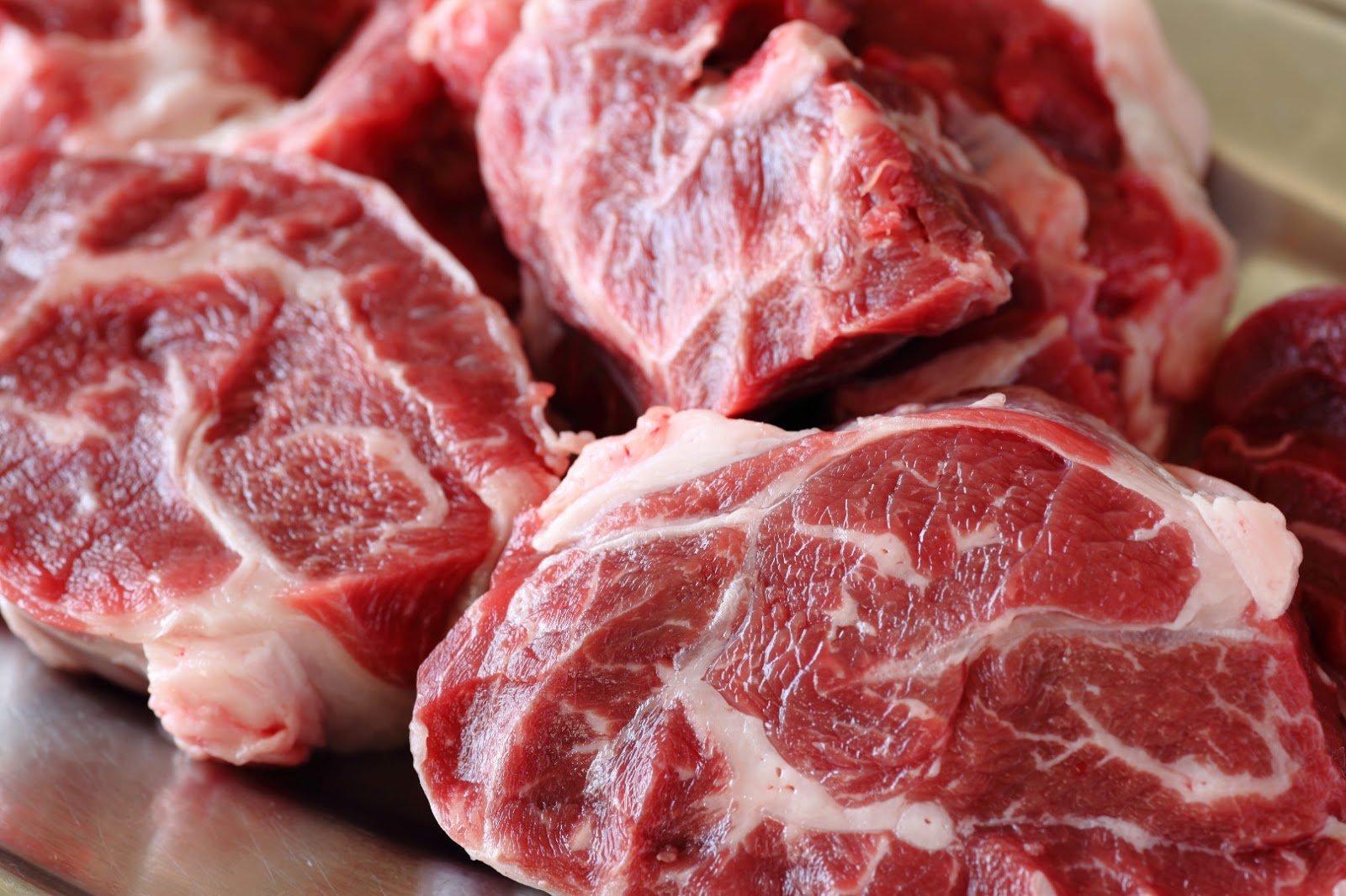 Говядина свежая купить. Раевский мясокомбинат Альшей-мясо. Говядина. Мясо говядина. Свежее мясо говядина.