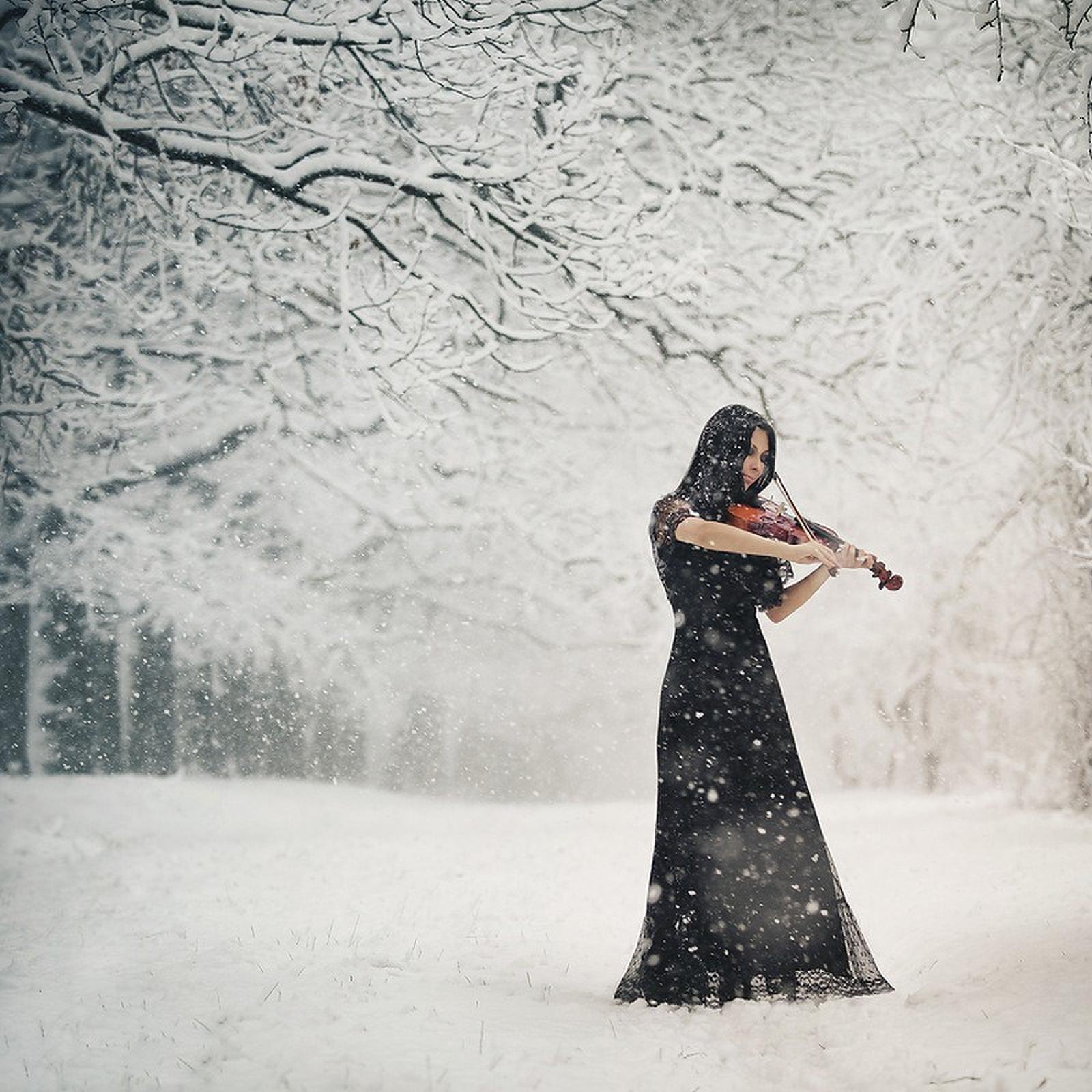 Девушка под снегом. Женщина и снег. Девушка на зимнем пейзаже. Девушка и снегопад.