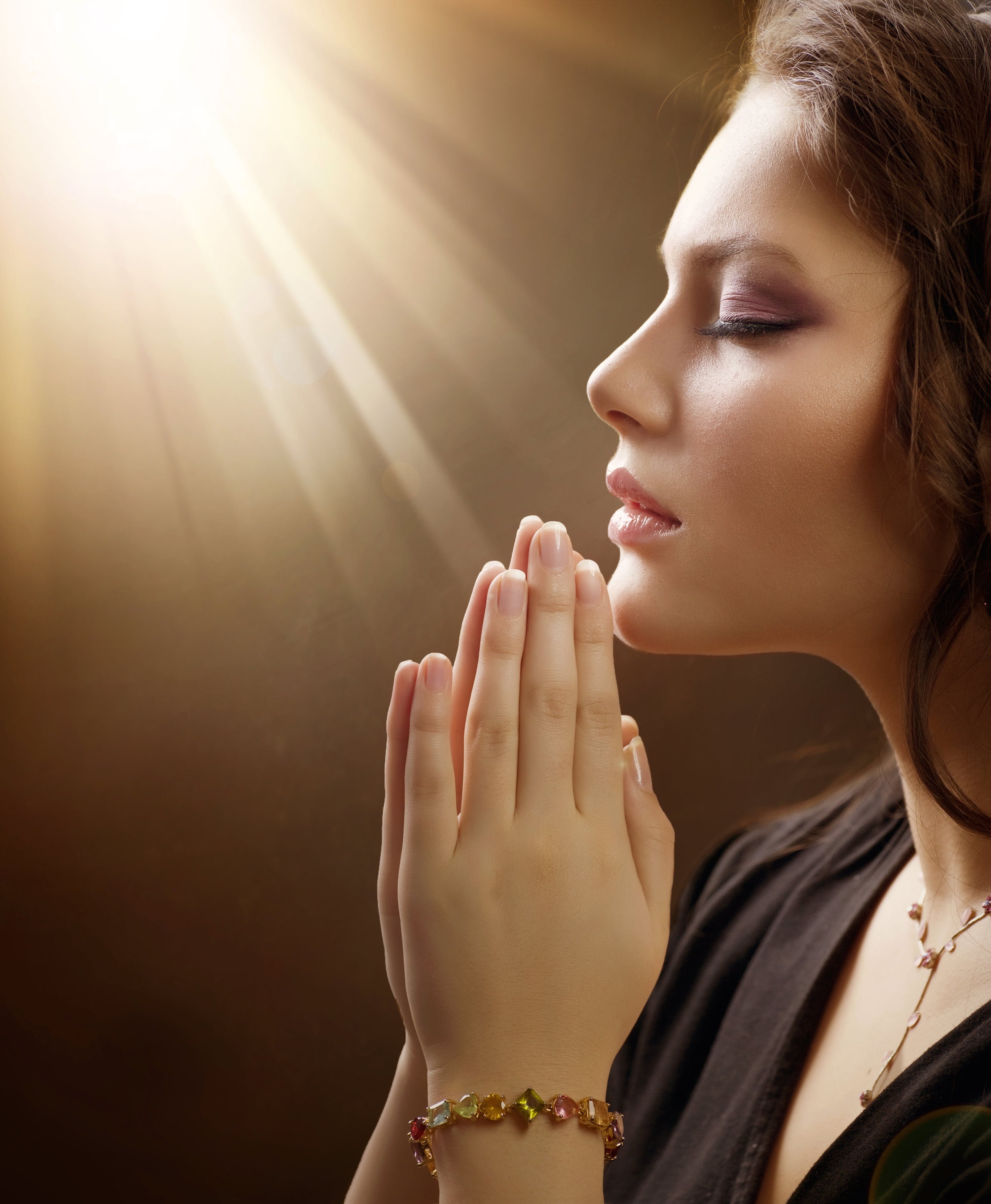 Голову склонил песня. Женщина молится. Человек молится. Женщина молится Богу. Красивая женщина молится.