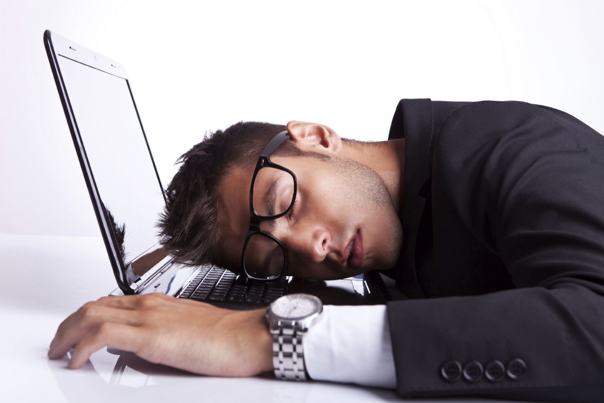 Устал быть мужчиной. Сонный человек за компьютером. Усталый человек за компьютером. Уснул за компьютером.
