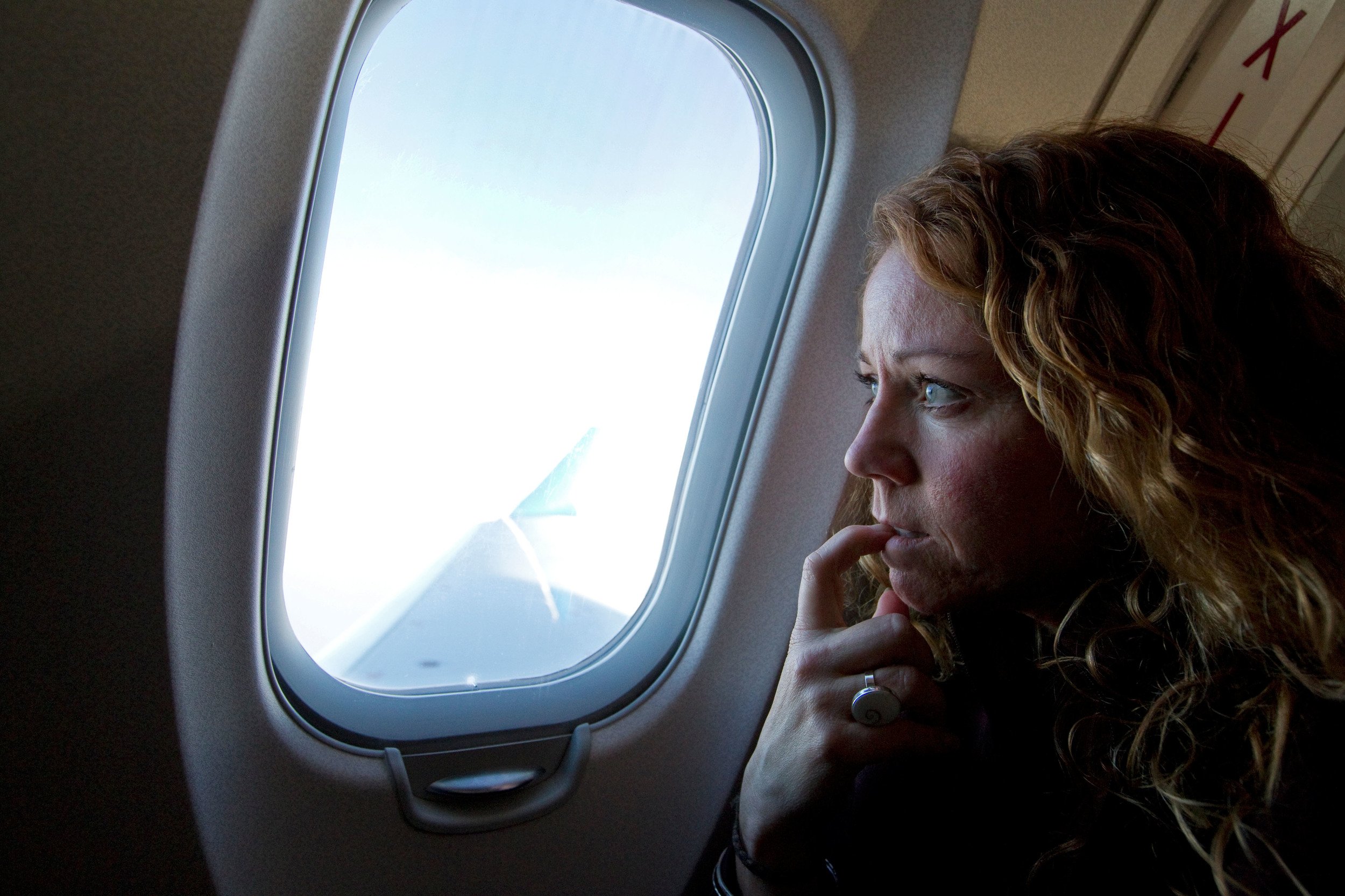 Страх полета на самолете. Девушка в самолете. Страх самолетов. Боязнь летать на самолете. Аэрофобия.