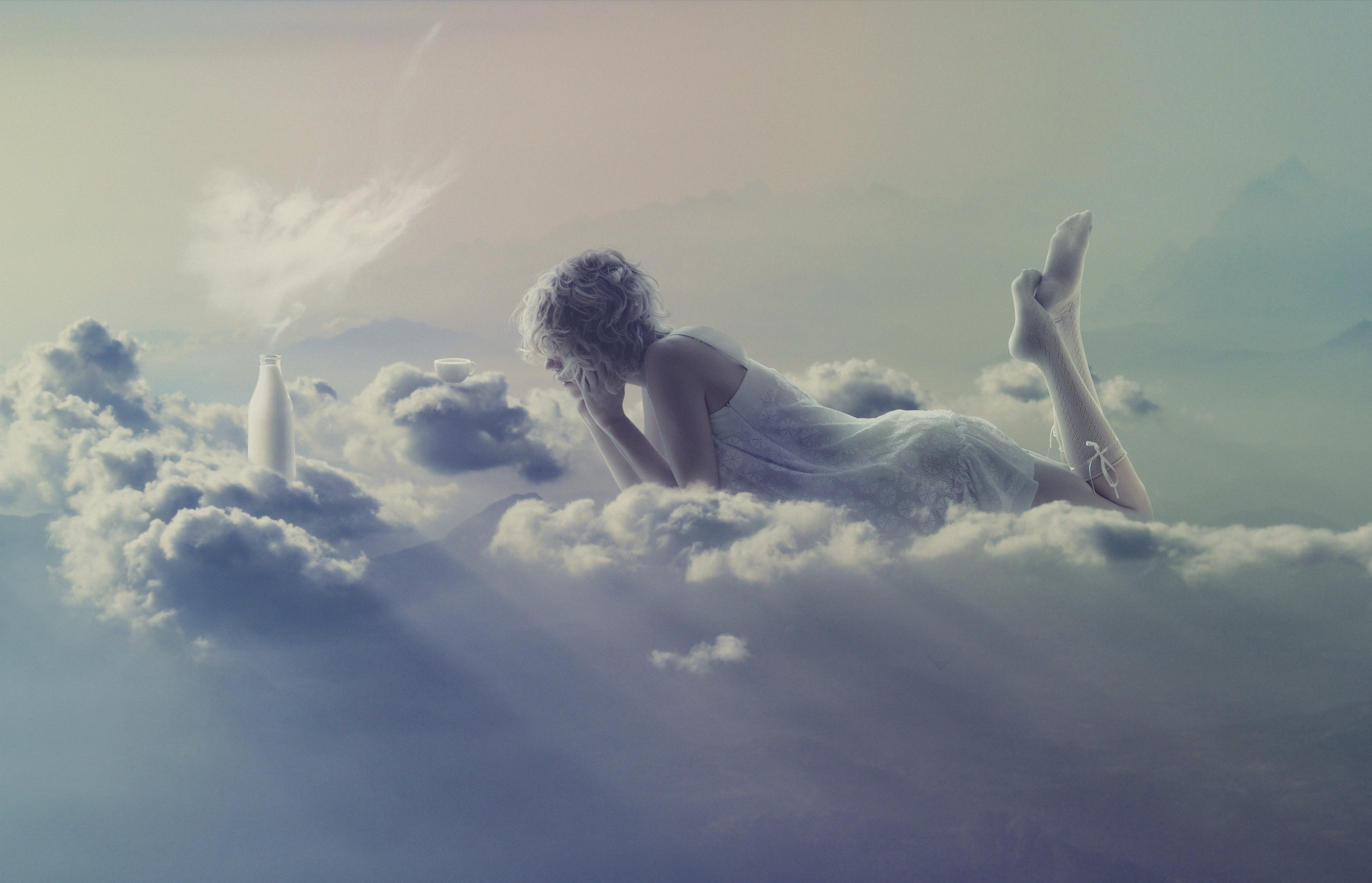 Прошлые жизни во сне. Девушка в облаках. Ангел в небе. Девушка летает в облаках. Небесные ангелы.
