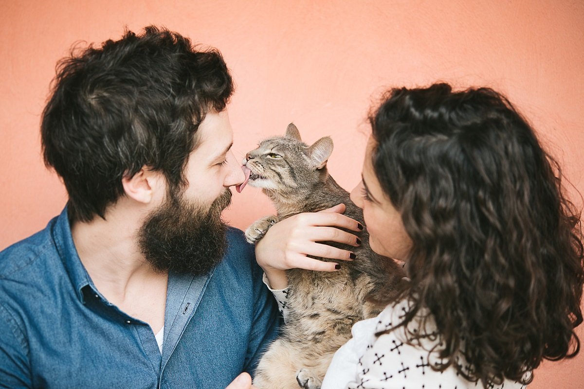 Мужчина любящие кошек. Кошка и хозяин. Семья с котом. Котик с хозяином. Фотосессия с котом.