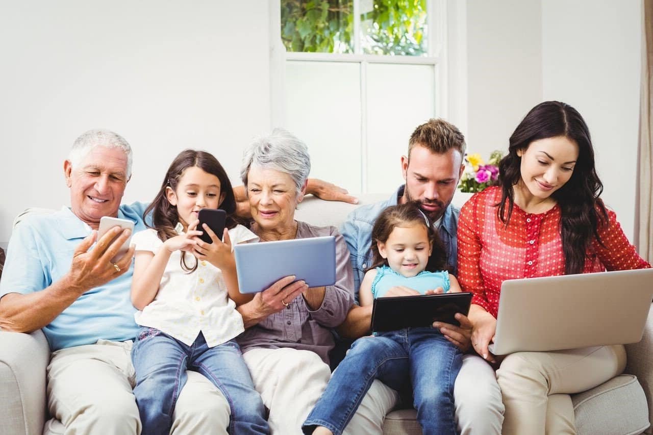 Тест современная семья. Современная семья. Современная семья с гаджетами. Семья с ноутбуком. Семья интернет.
