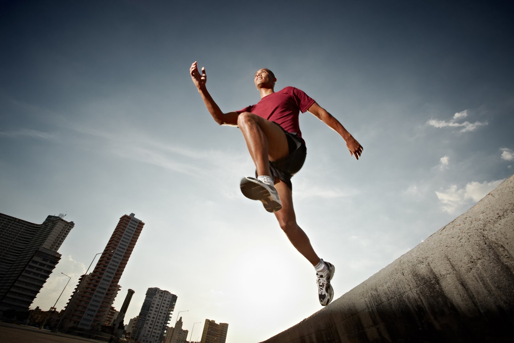 Спортивное совершенствование спортсменов. Человек прыгает. Прыжок вверх. Спортсмены в движении. В прыжке.