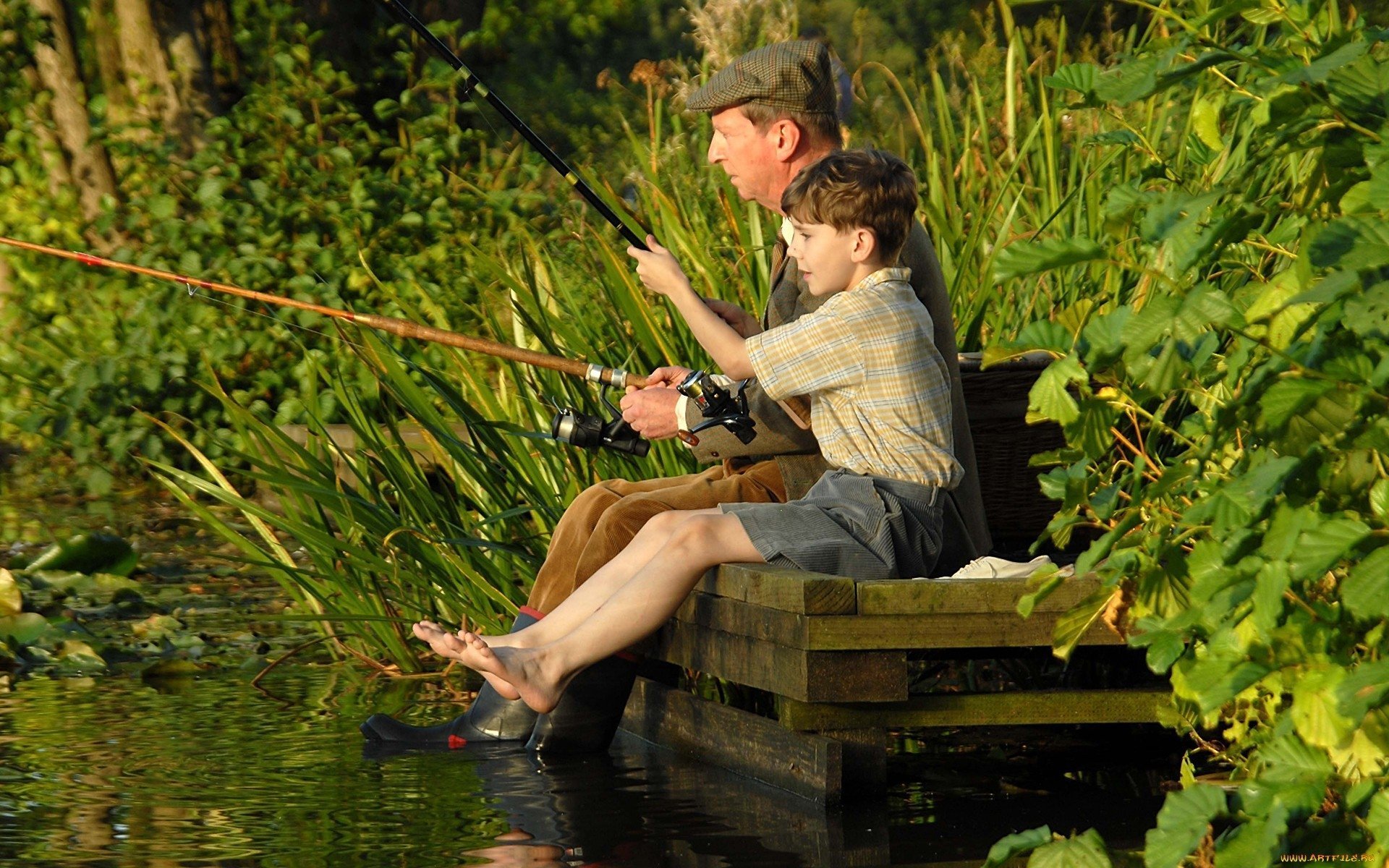 Мальчик ловил рыбу на реке. Человек рыбачит. Мужчина на рыбалке. Мужчина с удочкой. Лето рыбалка.