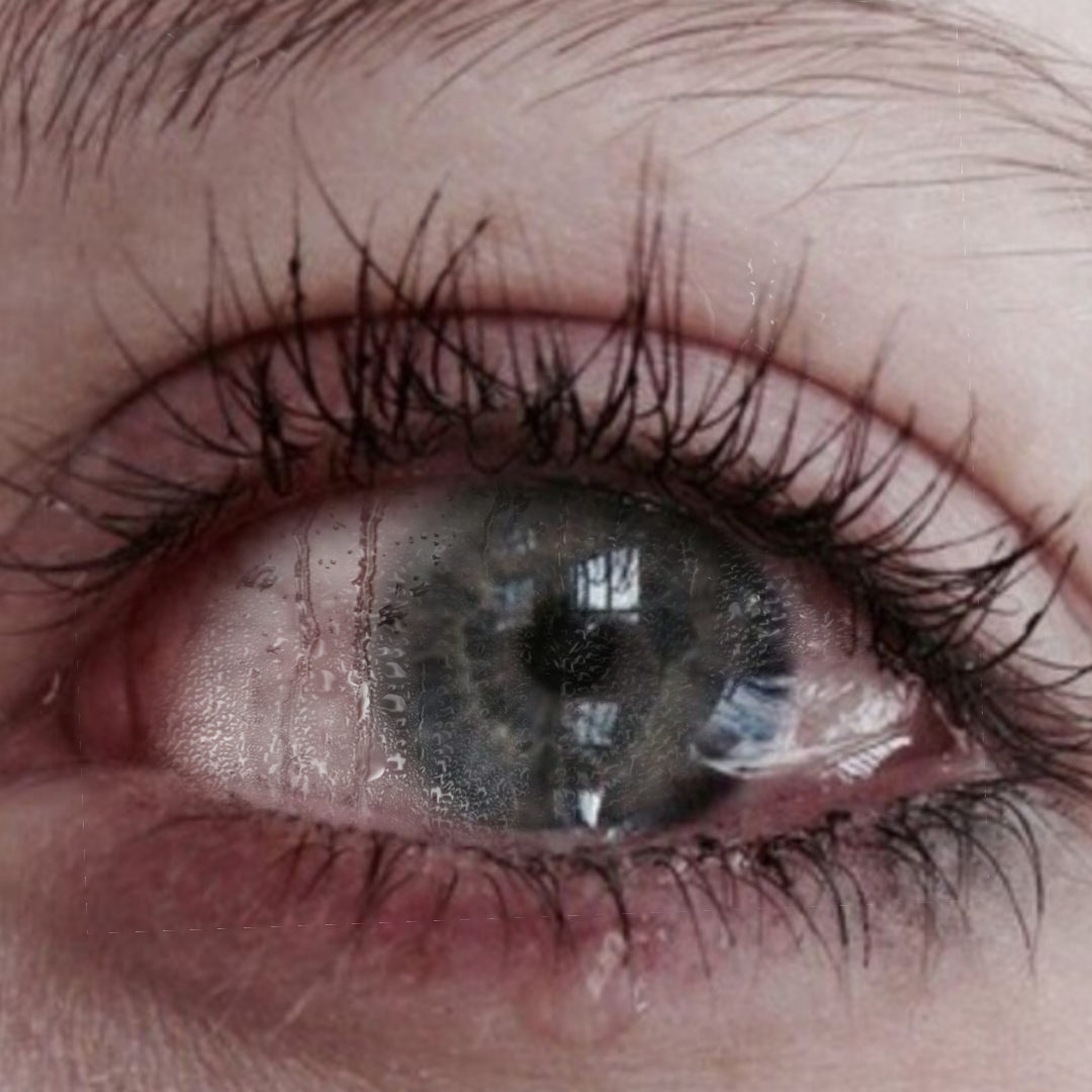 Красные глаза от слез фото