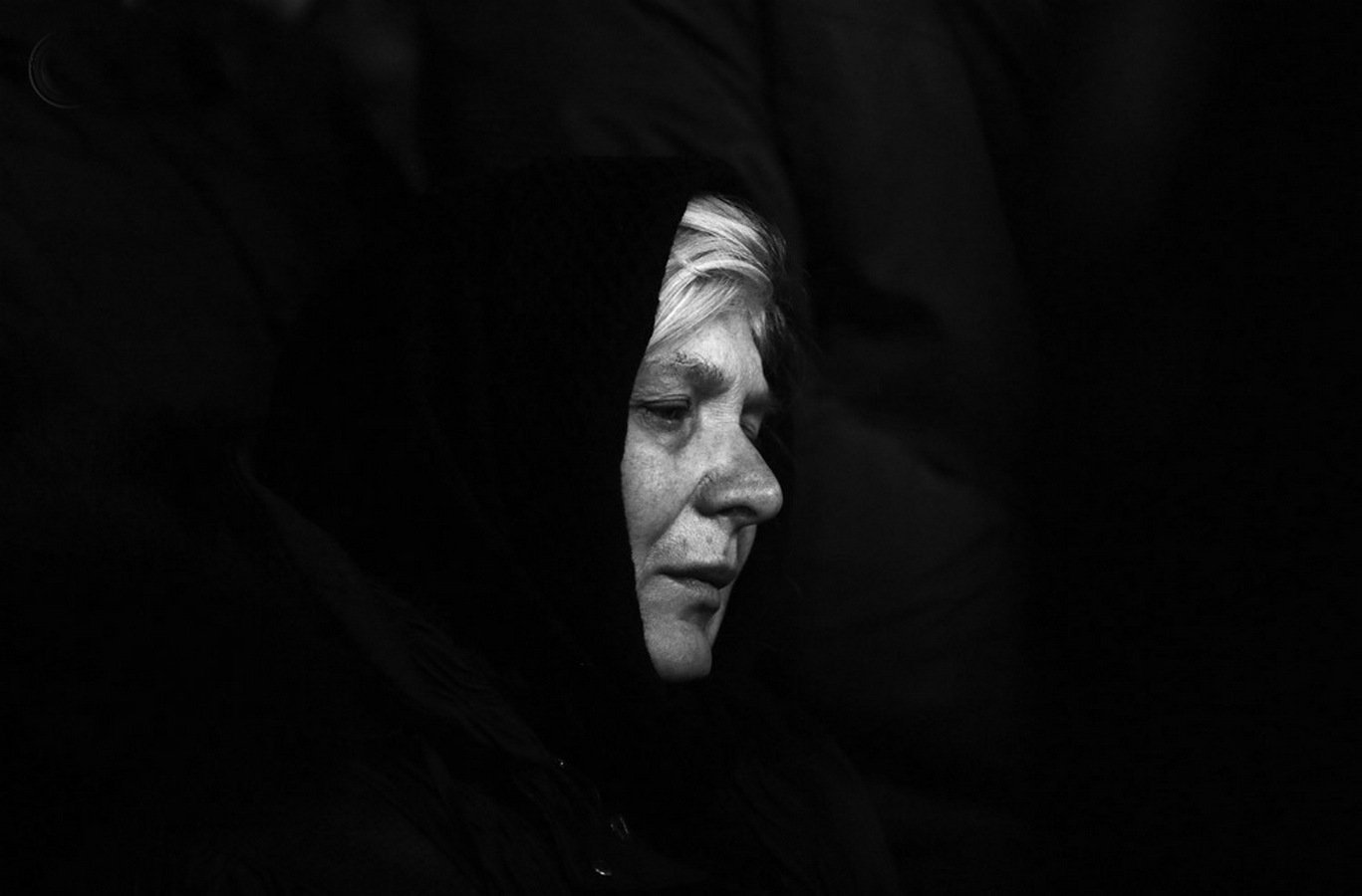 Русские молодые вдовы. Плачущая мать. Женщина в черном платке. Мама плачет.