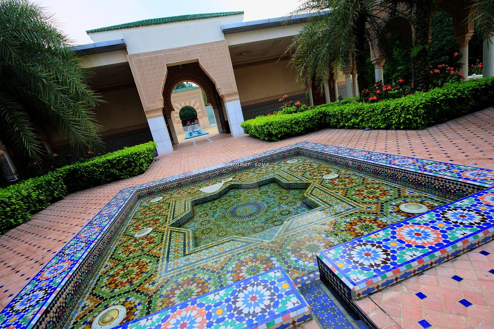 Мусульманский садик. Мусульманские сады мавританский стиль ландшафта. Испано мавританский патио. Мавританский стиль восьмиугольные бассейны. Мавританский стиль в ландшафтном дизайне.