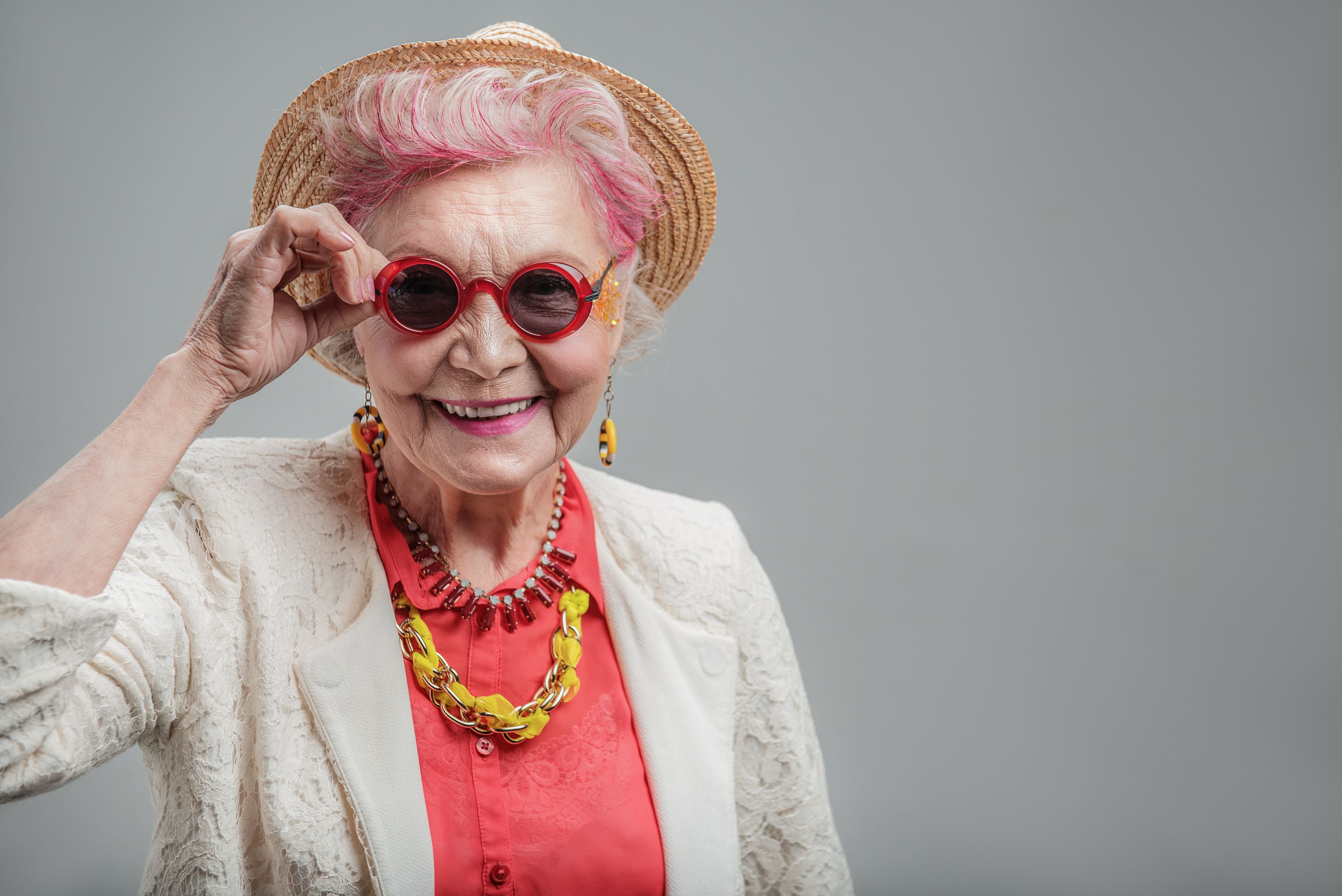 Пенсионерка 70 лет. Старая женщина. Стильная яркая старушка. Радостная бабка. Бабушка улыбается.