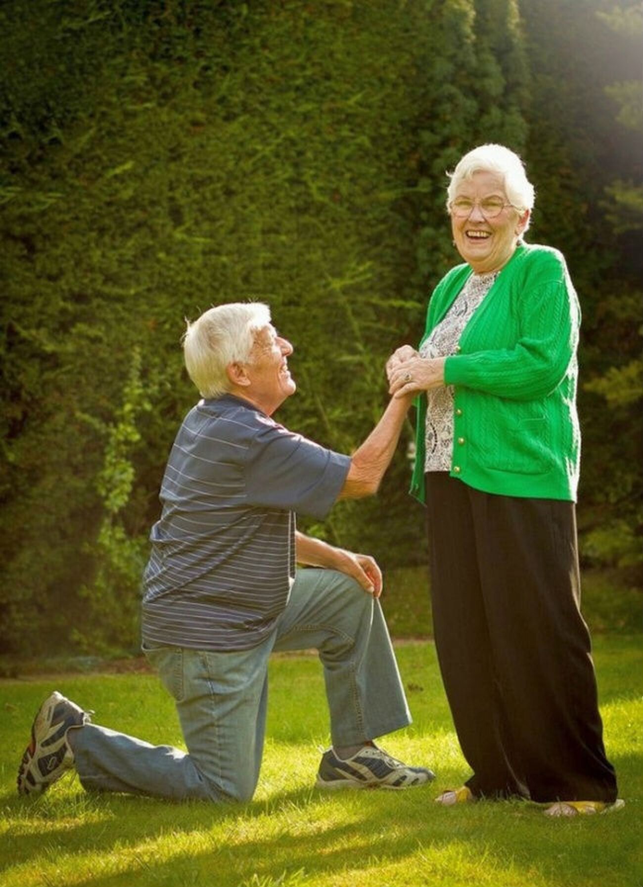 Толстая старая пара. Пожилые люди. Счастливые пожилые люди. Счастливые пенсионеры. Пожилая пара.