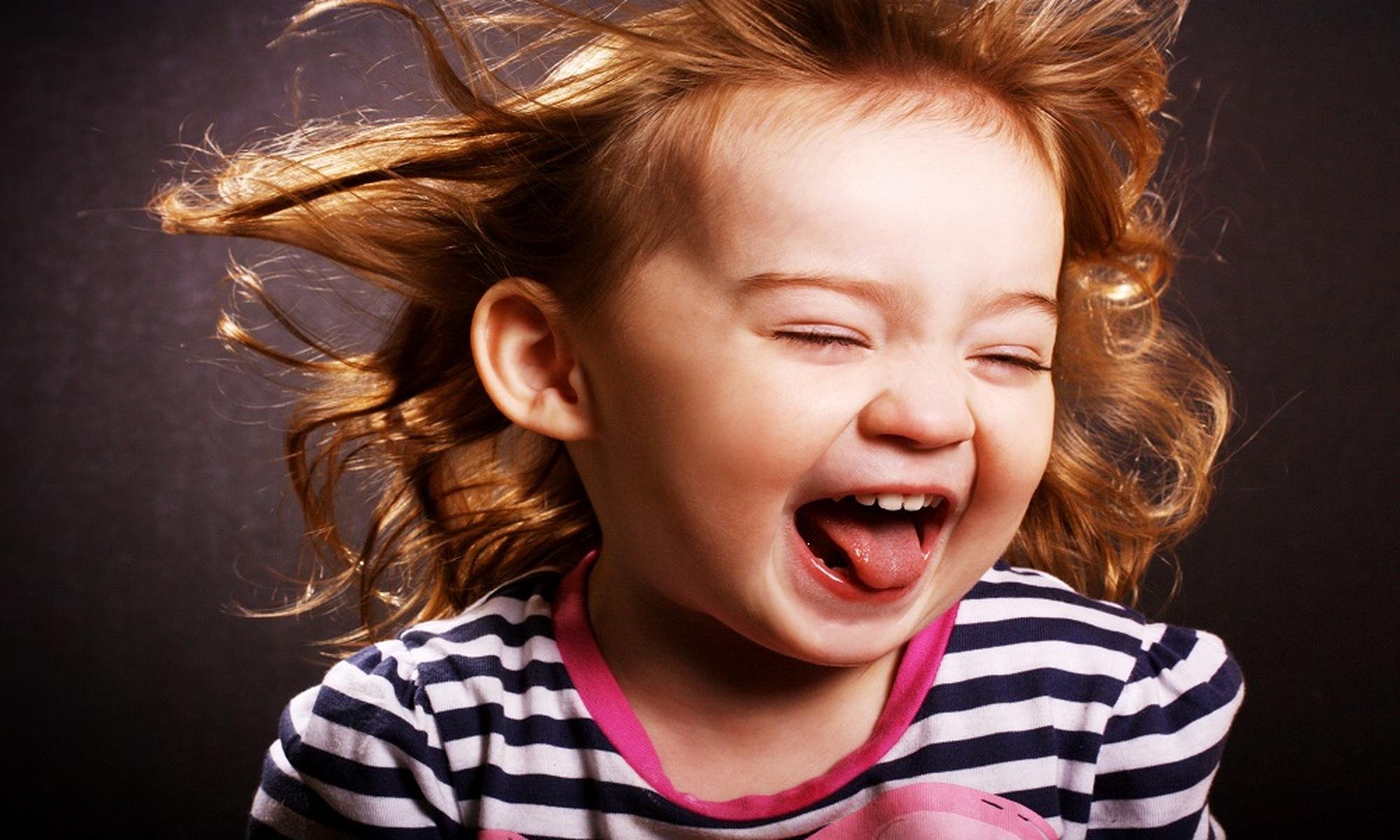 Радость похожа на. Девочка смеется. Эмоция радость. Девушка смеется. Яркие эмоции детей.