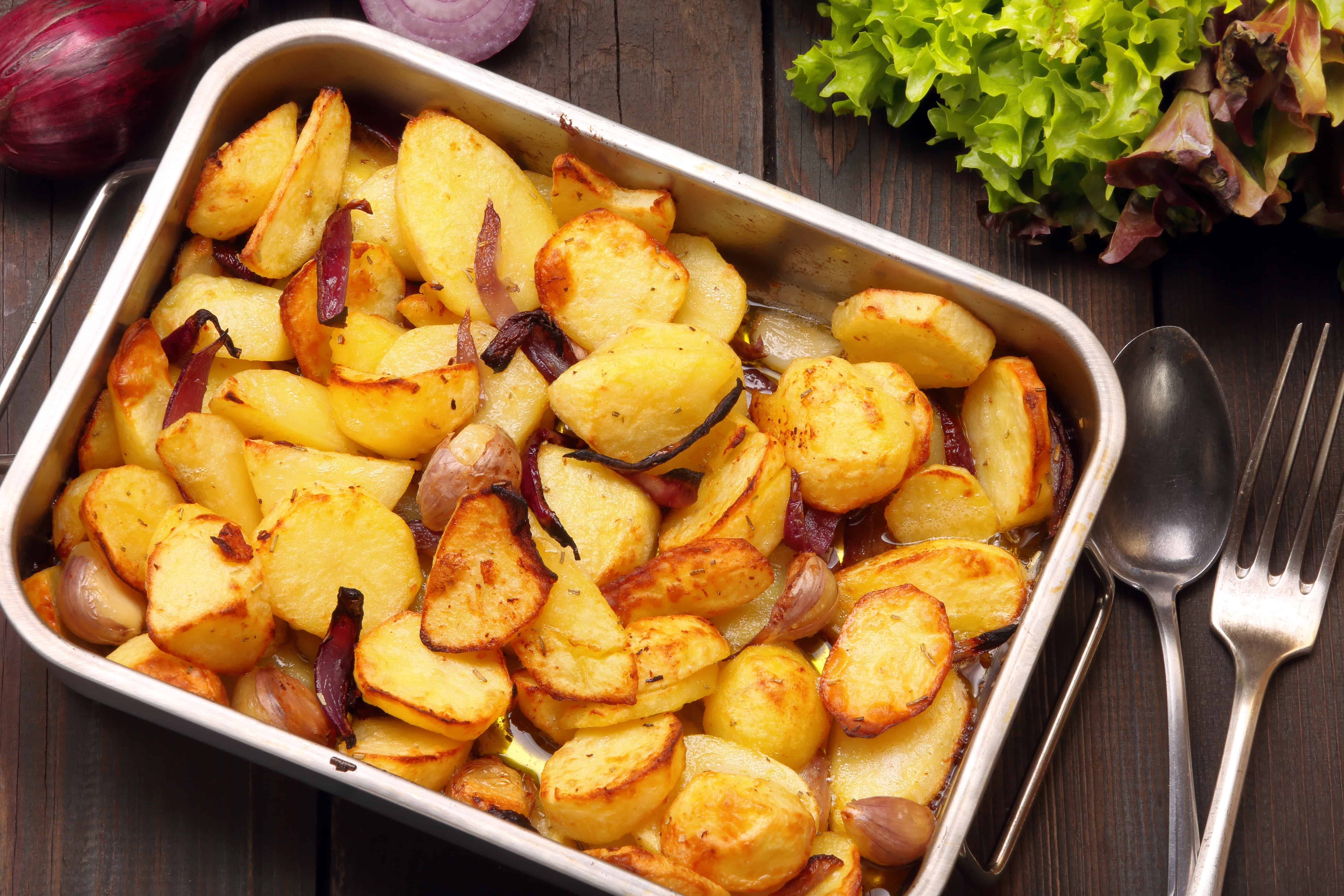 Рецепты из картошки без духовки. Картошка на сковородке. Запеченный картофель. Печеный картофель. Картошка с хрустящей корочкой.
