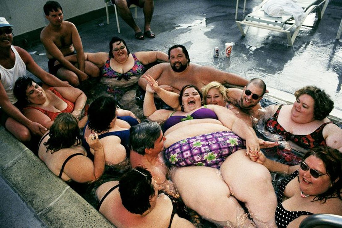 Много толстых женщин. Жирные тетки в бассейне. Русские тетки толпой
