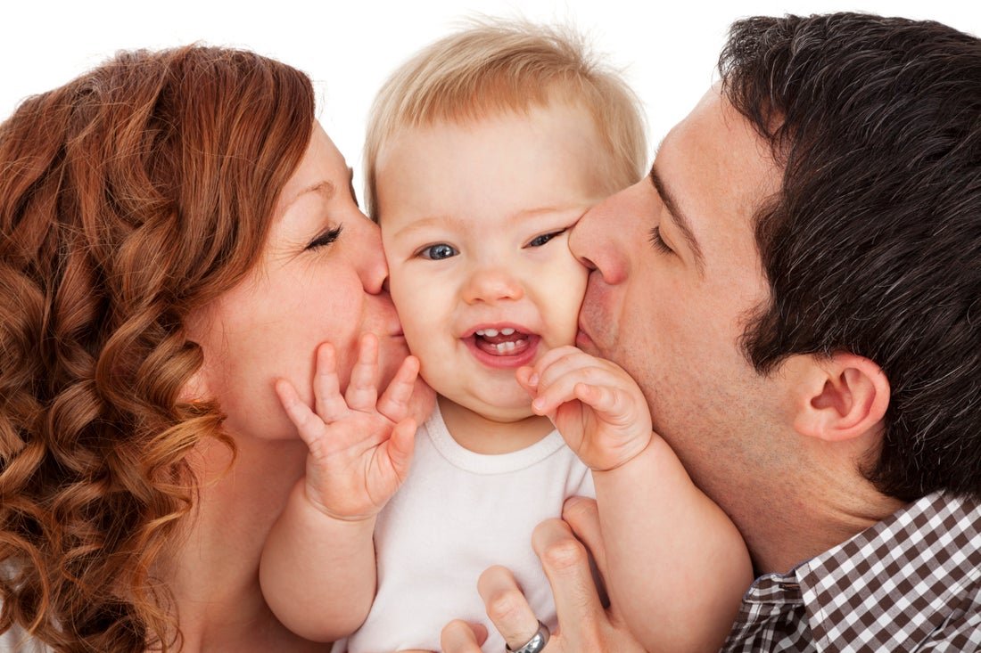 Мама папа целует. Любовь к ребенку. Родители и дети. Любовь родителей. Мама папа и ребенок.
